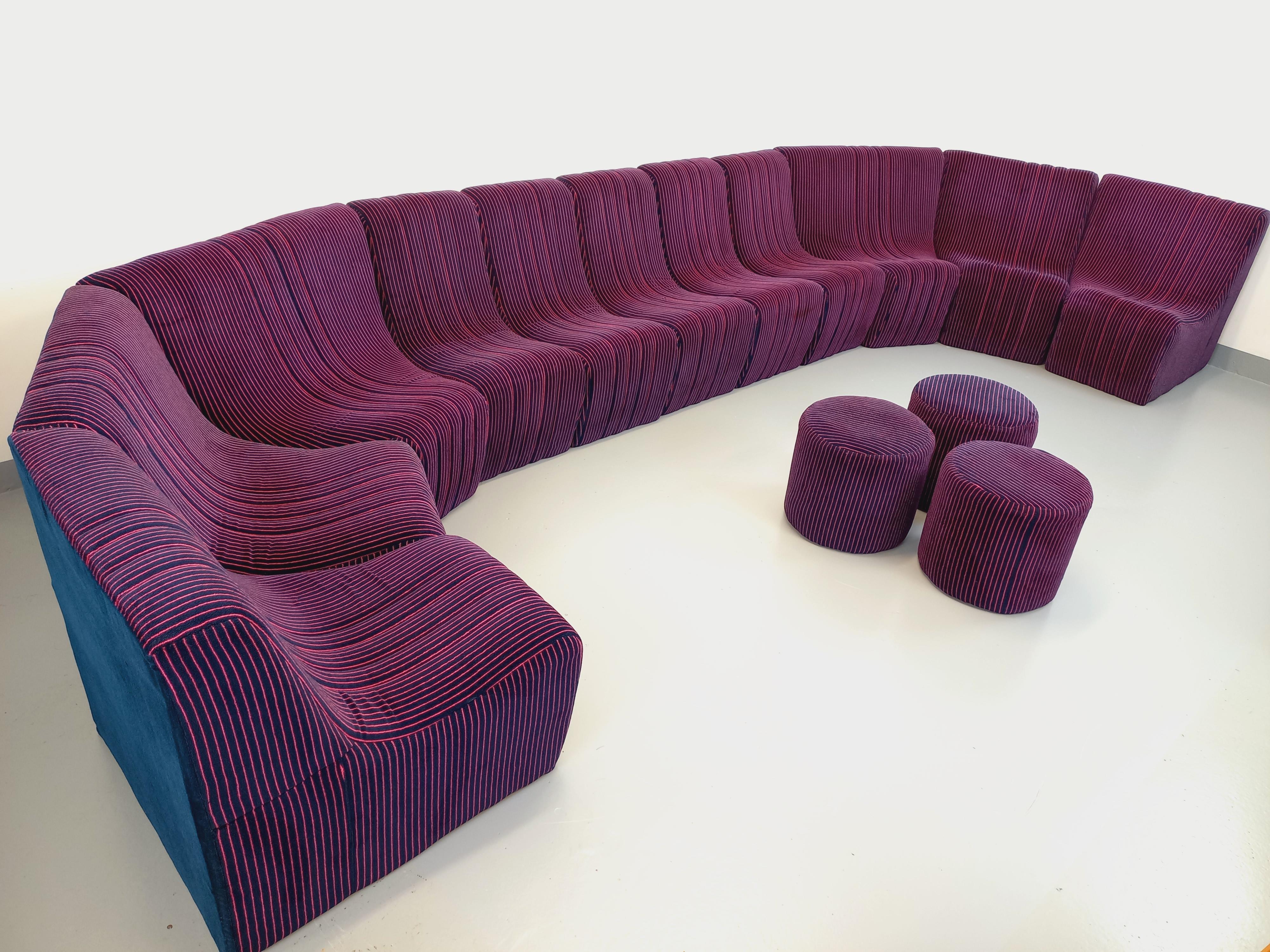 Late 20th Century Canapé modulable vintage Snake composé de 11 modules chauffeuses et 3 poufs For Sale