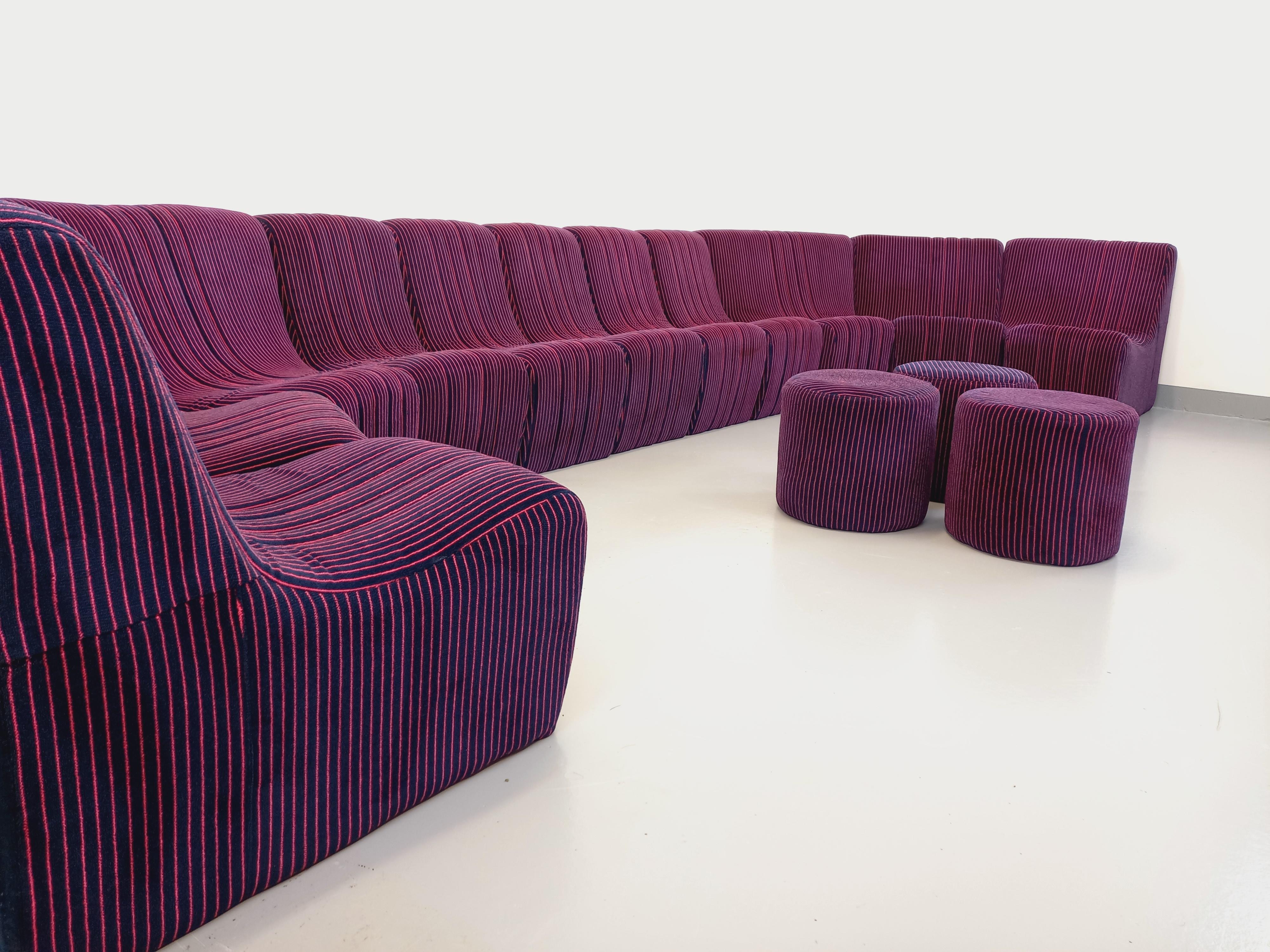 Fabric Canapé modulable vintage Snake composé de 11 modules chauffeuses et 3 poufs For Sale