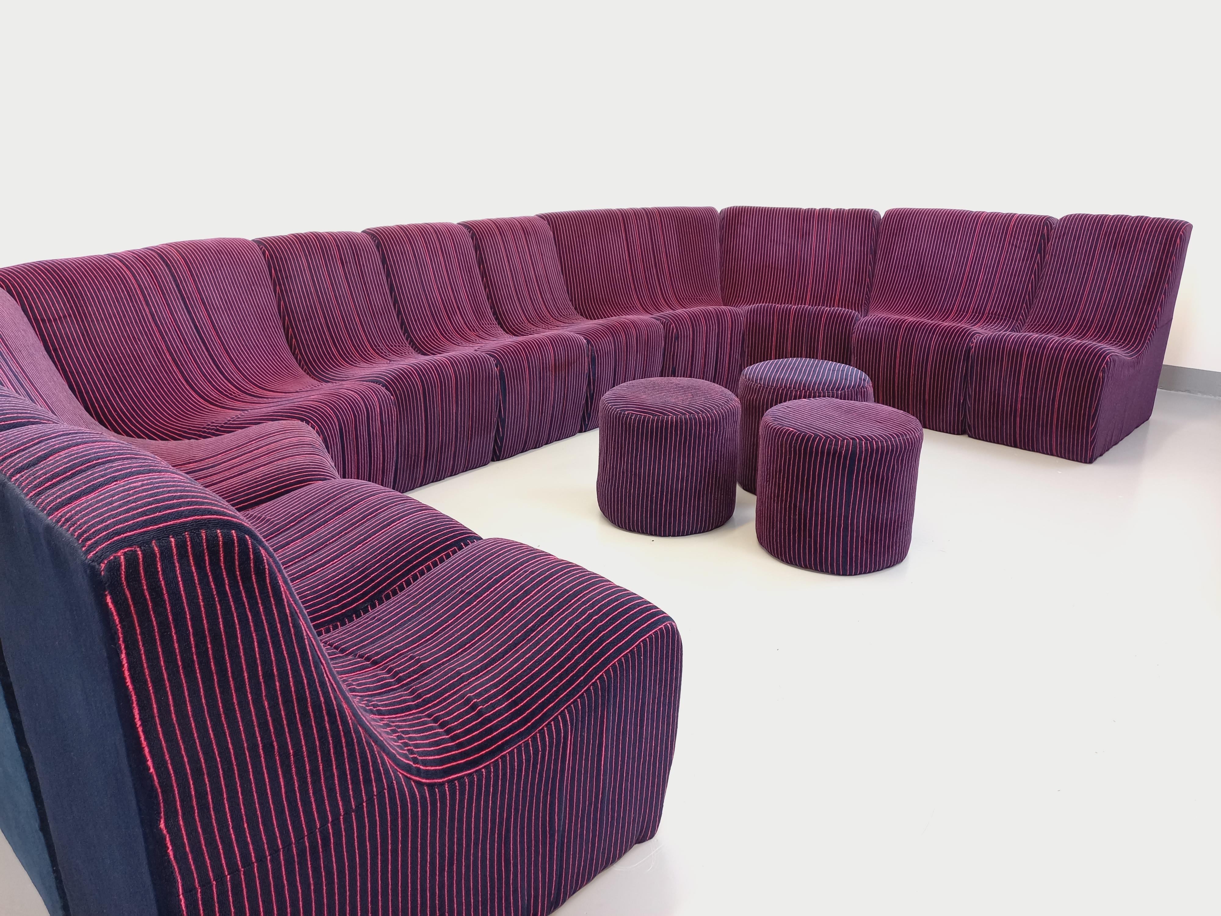 Canapé modulable vintage Snake composé de 11 modules chauffeuses et 3 poufs For Sale 1
