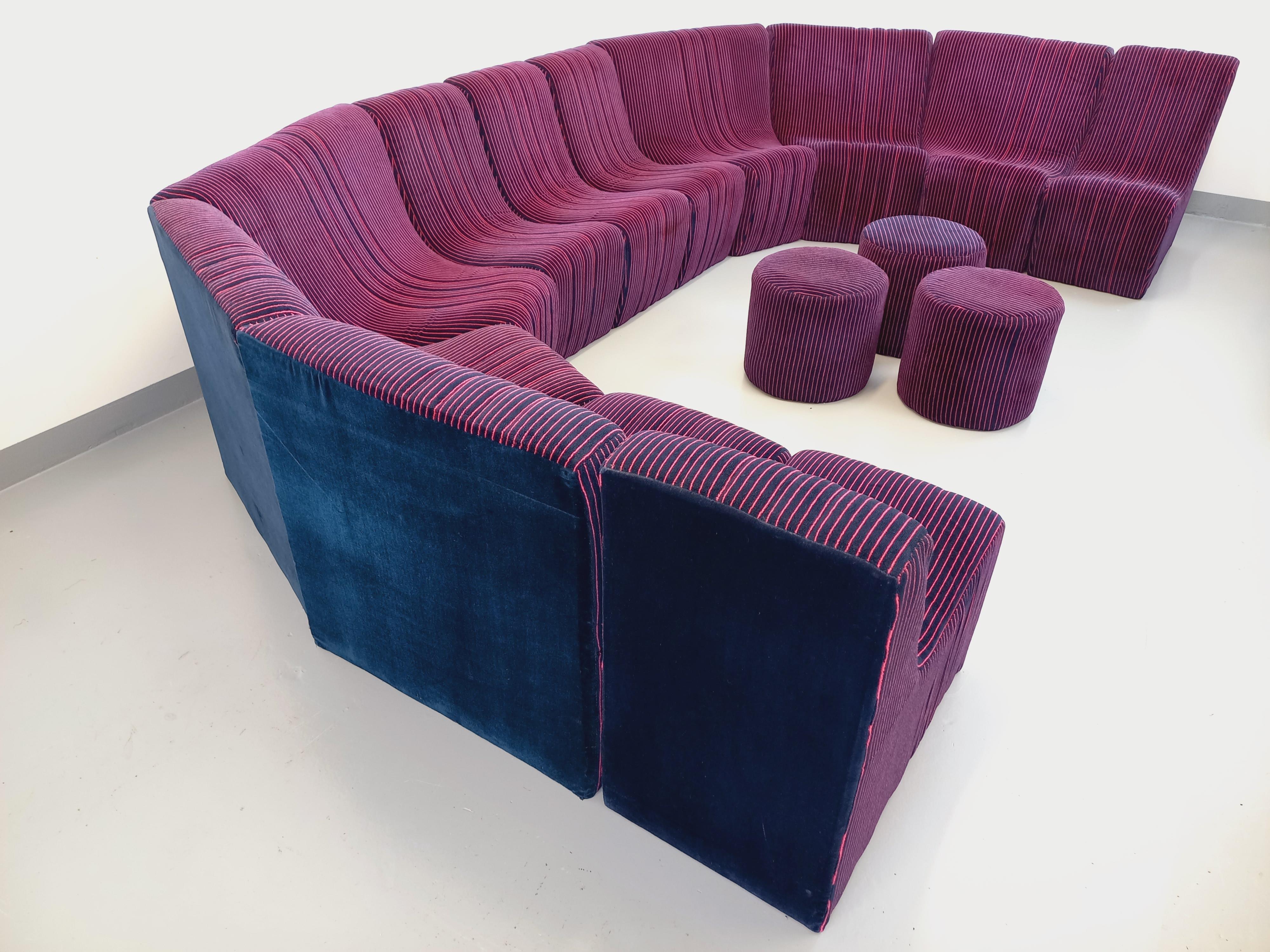Canapé modulable vintage Snake composé de 11 modules chauffeuses et 3 poufs For Sale 2