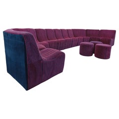 Canapé modulable vintage Snake composé de 11 modules chauffeuses et 3 poufs