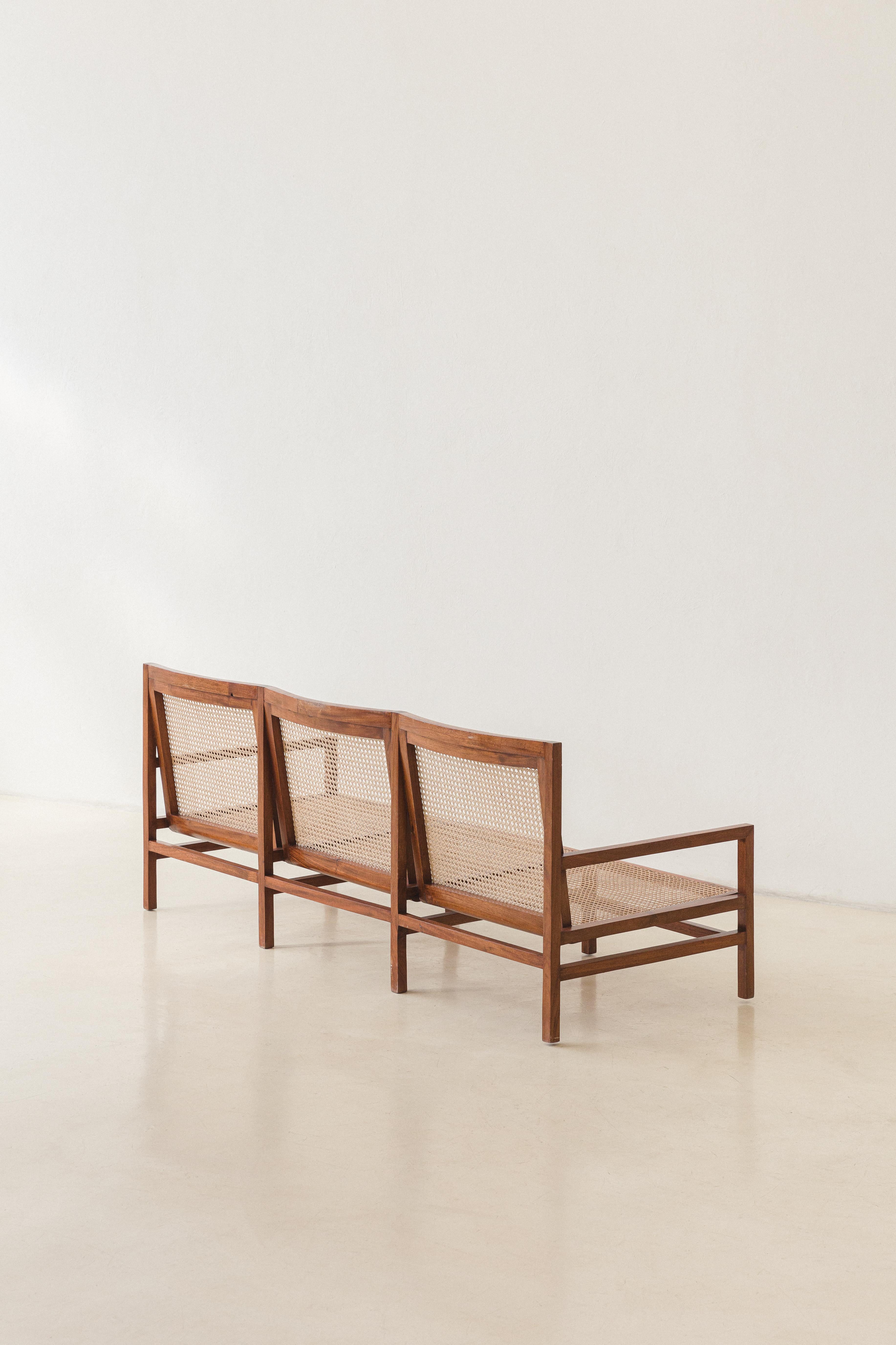 Canapé-Sofa von Joaquim Tenreiro, Amoreira-Holz, Rohr, Moderne Mitte des Jahrhunderts, C.1960 (Moderne der Mitte des Jahrhunderts) im Angebot