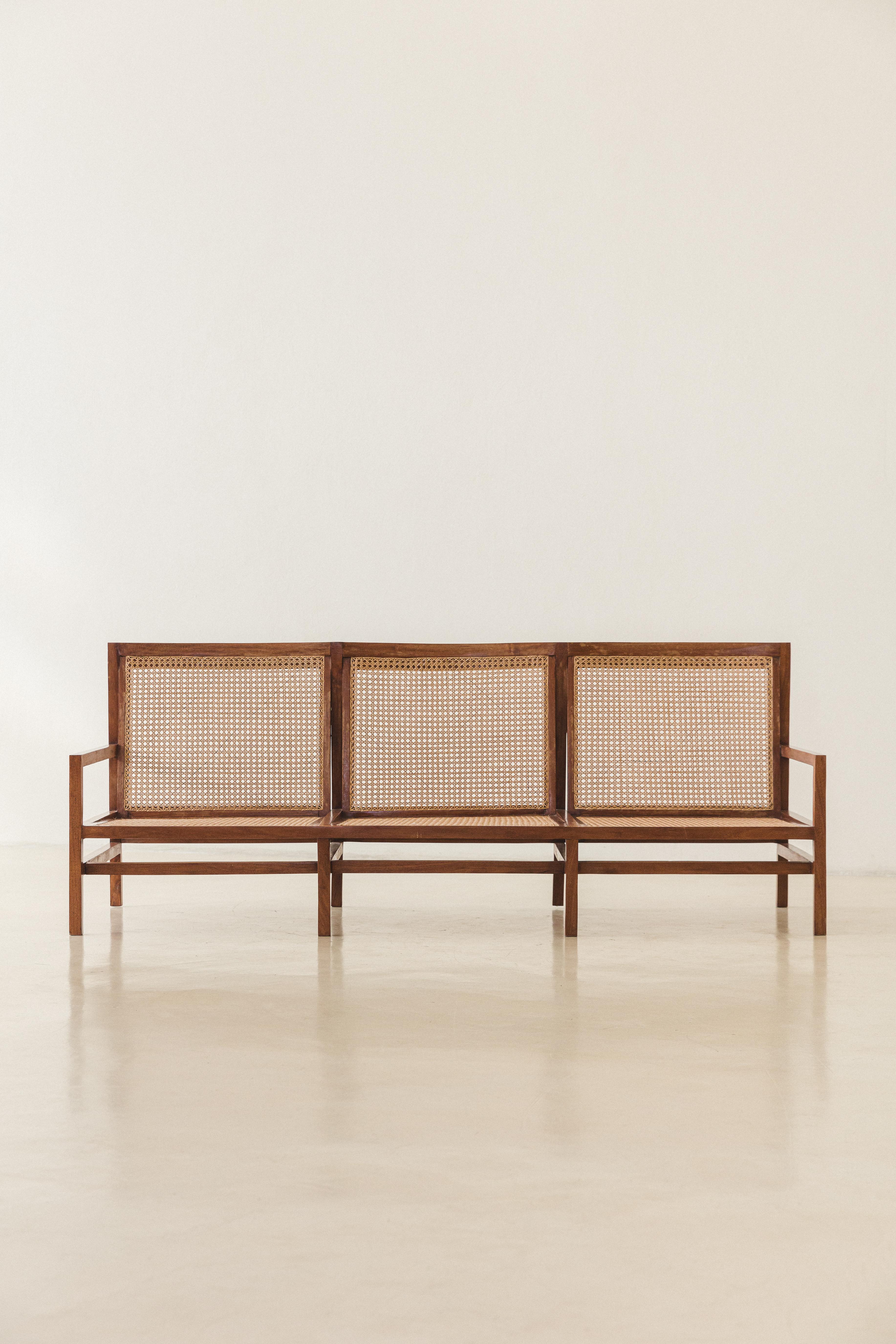 Canapé-Sofa von Joaquim Tenreiro, Amoreira-Holz, Rohr, Moderne Mitte des Jahrhunderts, C.1960 (Brasilianisch) im Angebot