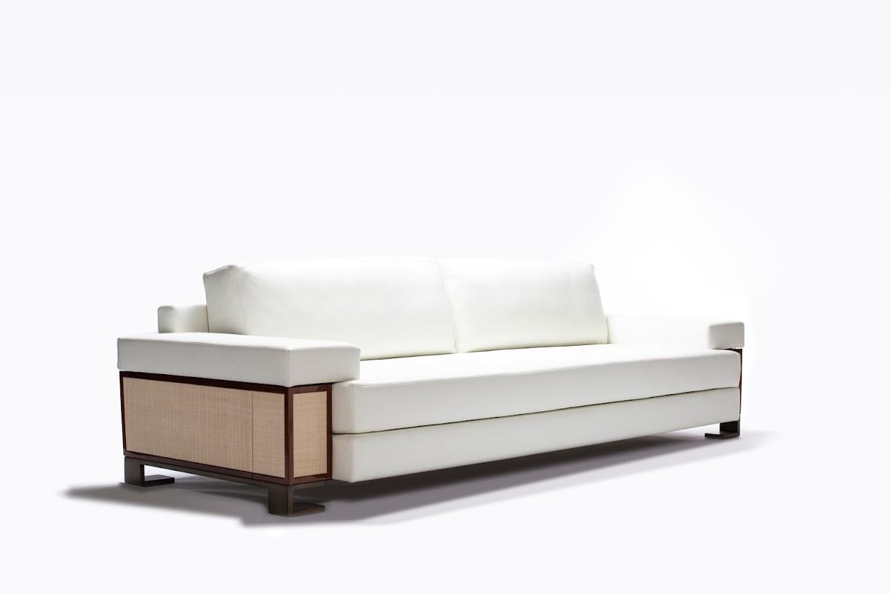 Sophistication et raffinement définissent le canapé Stanislas, modèle phare de la collection Saint Germain. Inspiré de la tradition Art déco, il séduit par son style audacieux et son design polyvalent. Le canapé Stanislas offre de multiples options