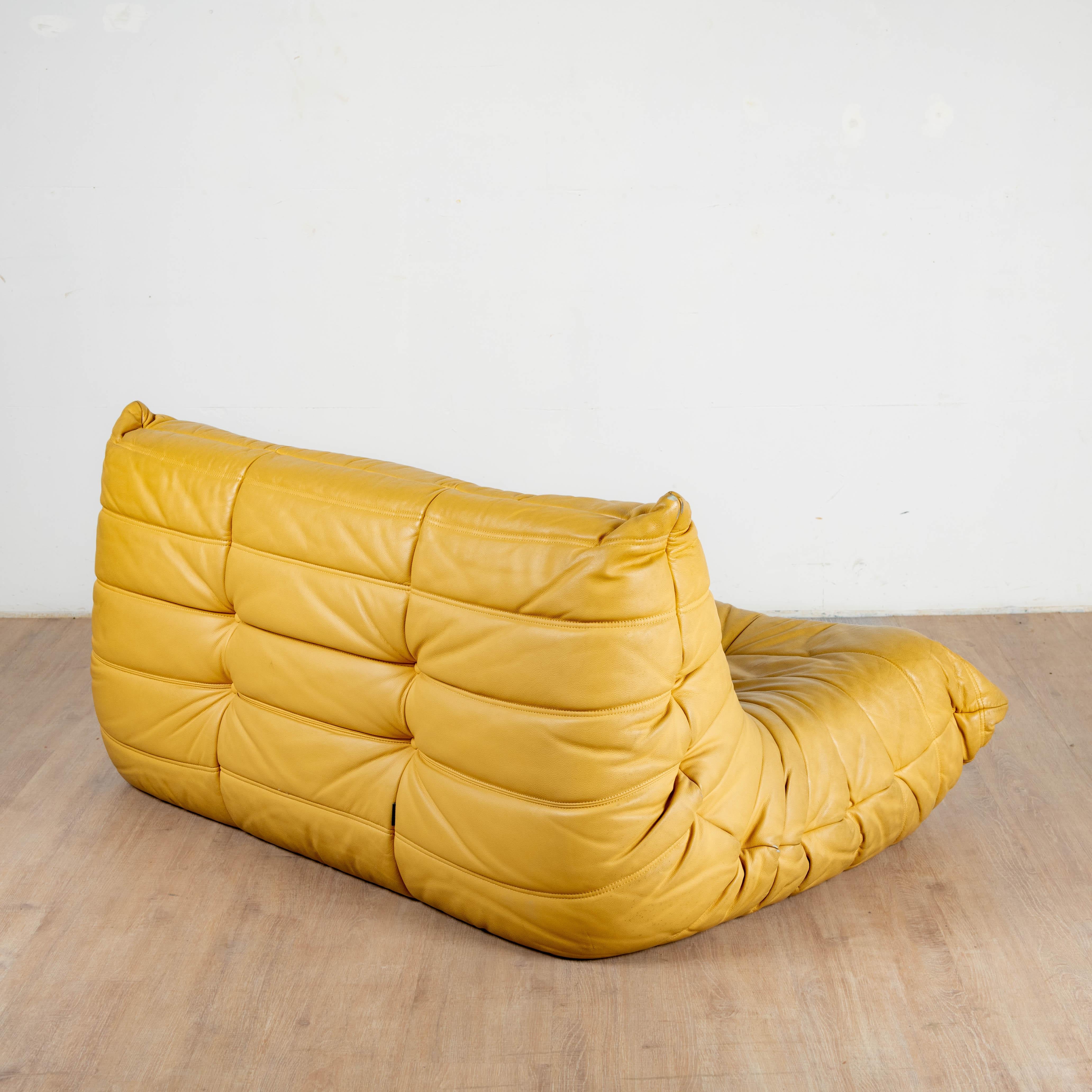 Français Canapé Togo cuir gold par Michel Ducaroy pour Ligne Roset 1973