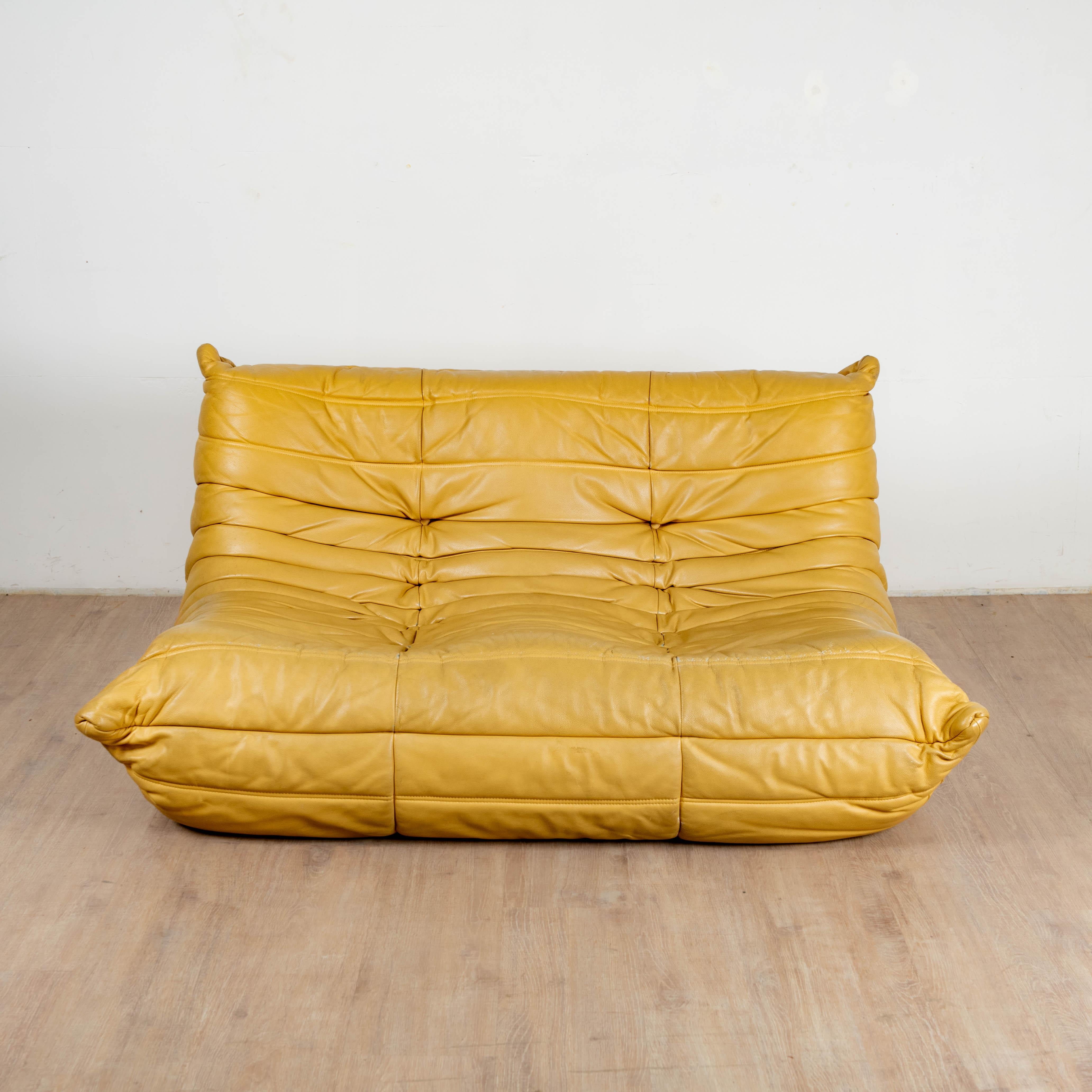Canapé Togo cuir gold par Michel Ducaroy pour Ligne Roset 1973 1