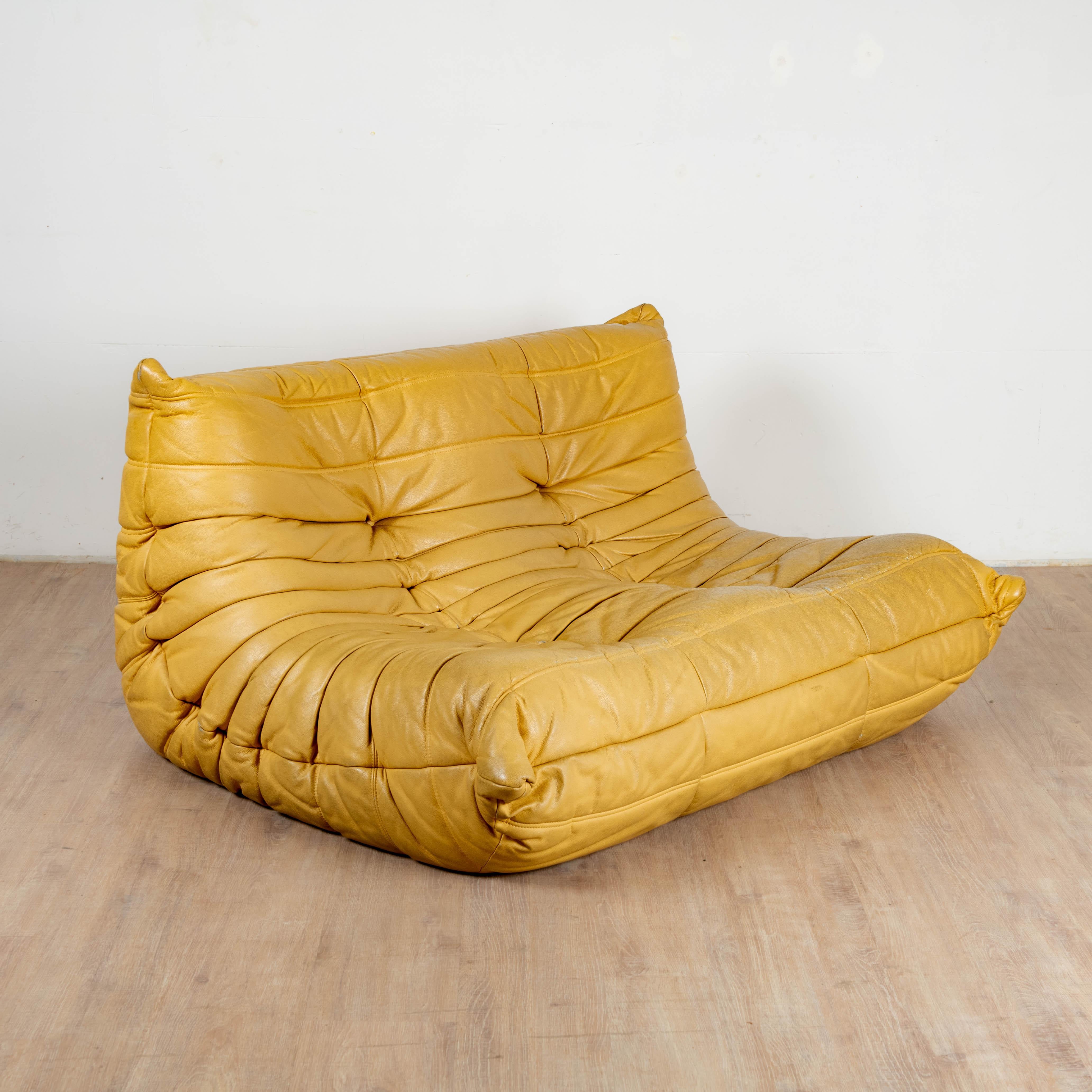 Leather Canapé Togo cuir gold par Michel Ducaroy pour Ligne Roset 1973