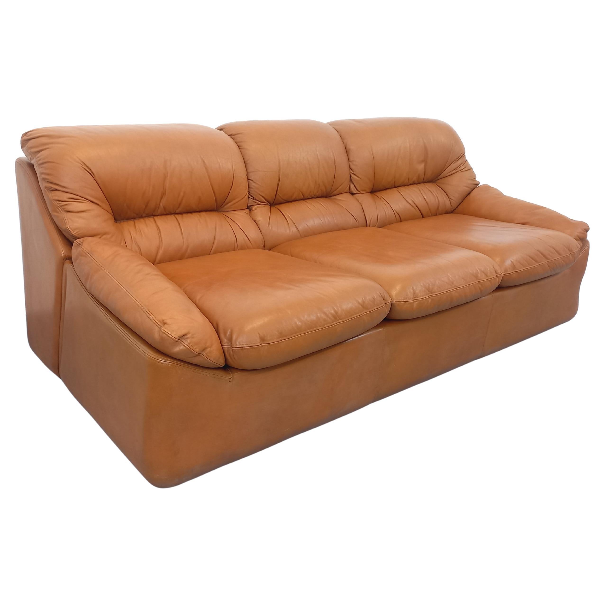 Canapé vintage en cuir cognac camel des années 70 For Sale