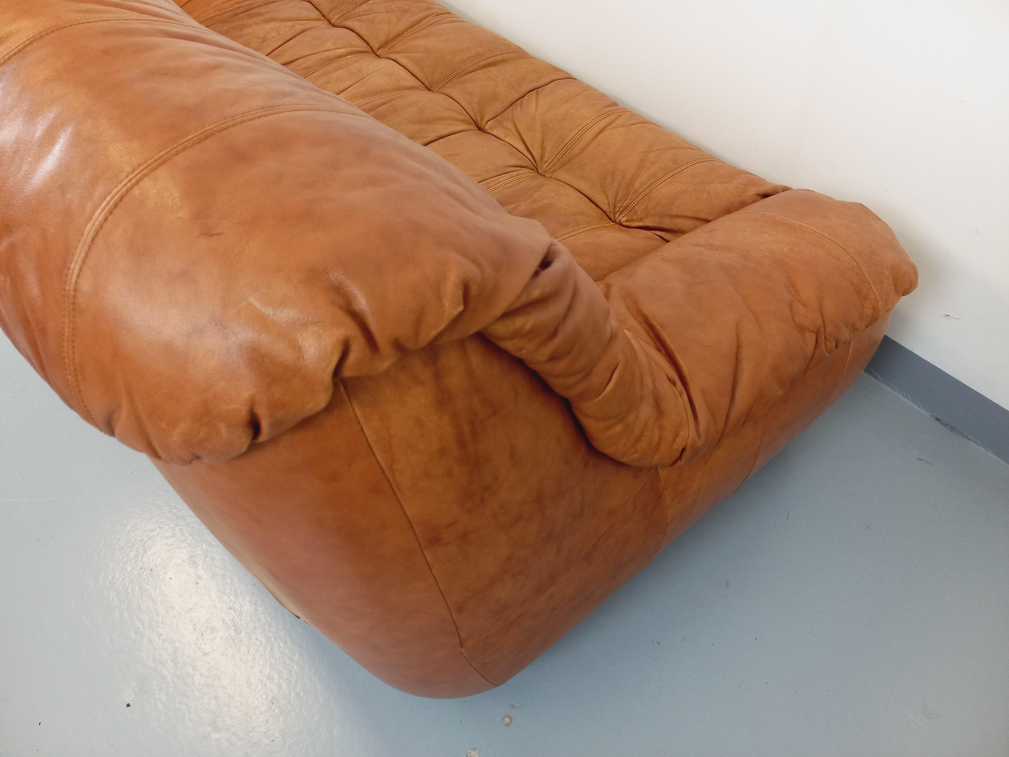 Canapé vintage des années 70, de marque JF Mur, superbe design dans le style des éditions De Sede ou Ligne Roset, en cuir cognac, 3 places, confort ferme et moelleux. Très bon état général avec quelques signes et patine du temps qui passe.
Ref 220
