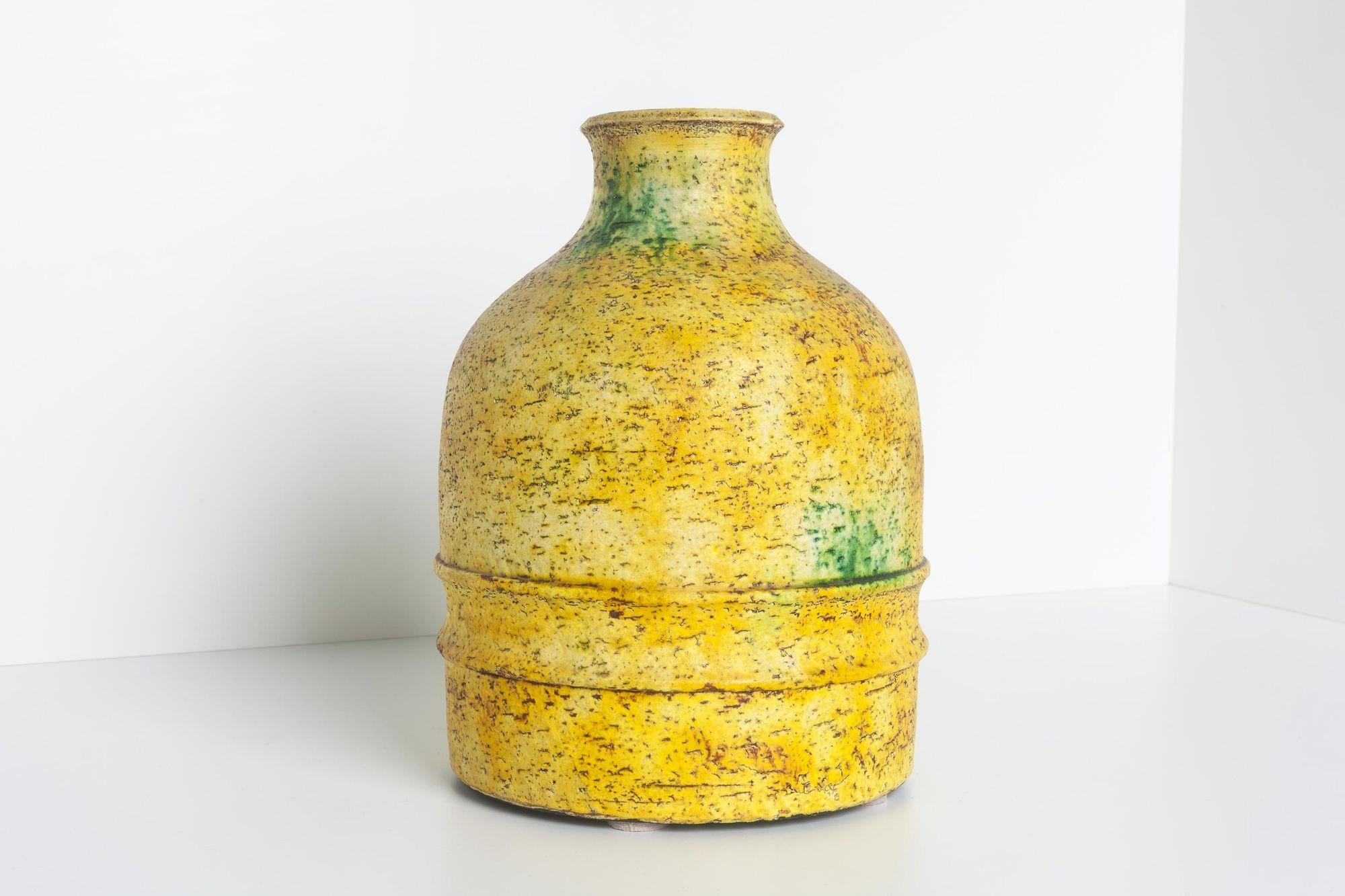 Canary Gelbe Fantoni-Vase mit grünen Highlights für Raymor
Gesündere Unterseite [Fantoni Italien für Raymor]

Abmessungen:
12