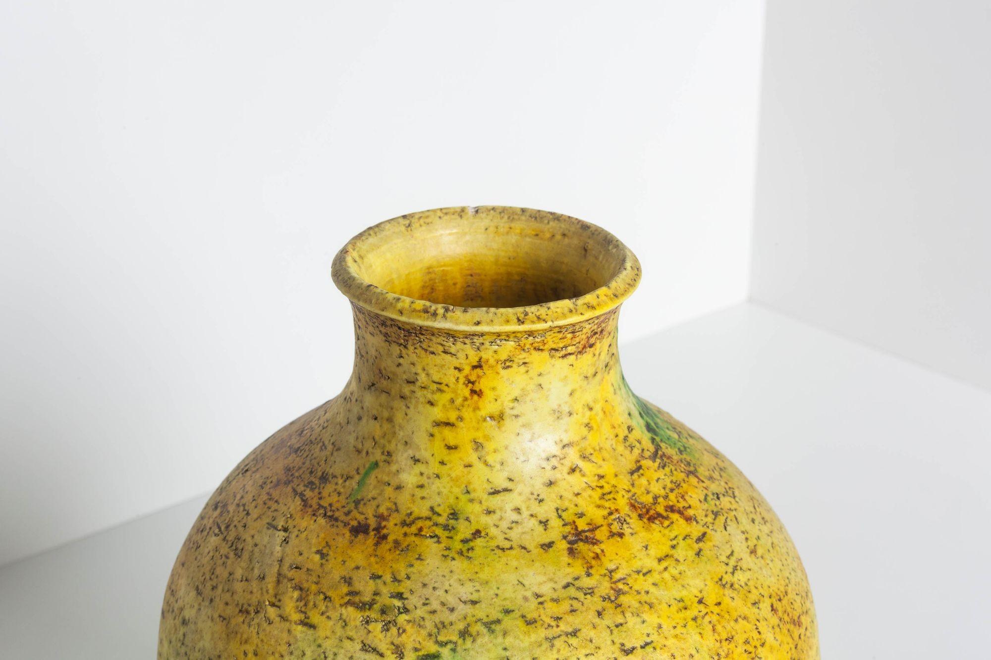 Canary Gelbe Fantoni-Vase mit grünen Highlights für Raymor (Moderne der Mitte des Jahrhunderts) im Angebot