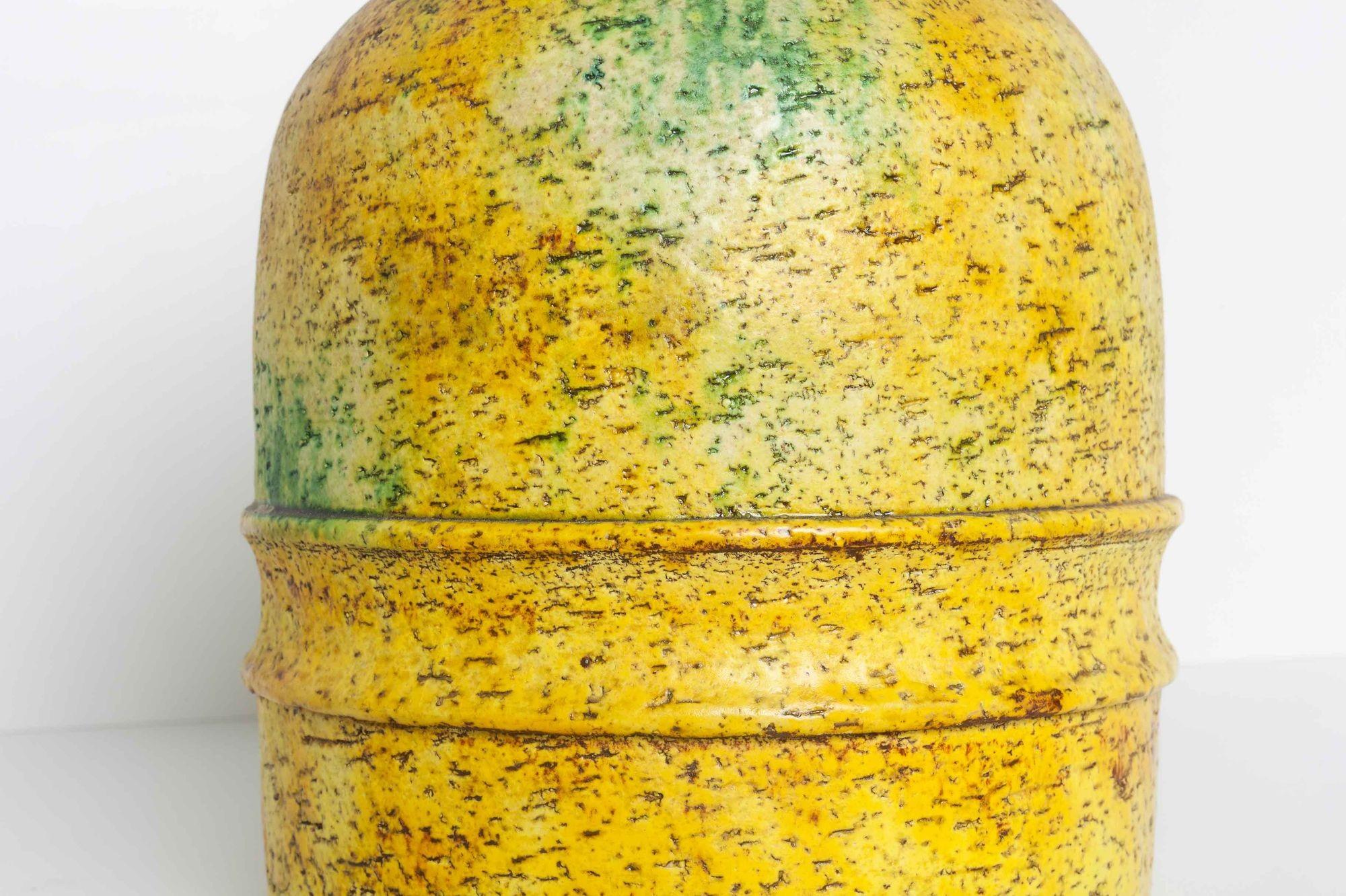 Canary Gelbe Fantoni-Vase mit grünen Highlights für Raymor (amerikanisch) im Angebot