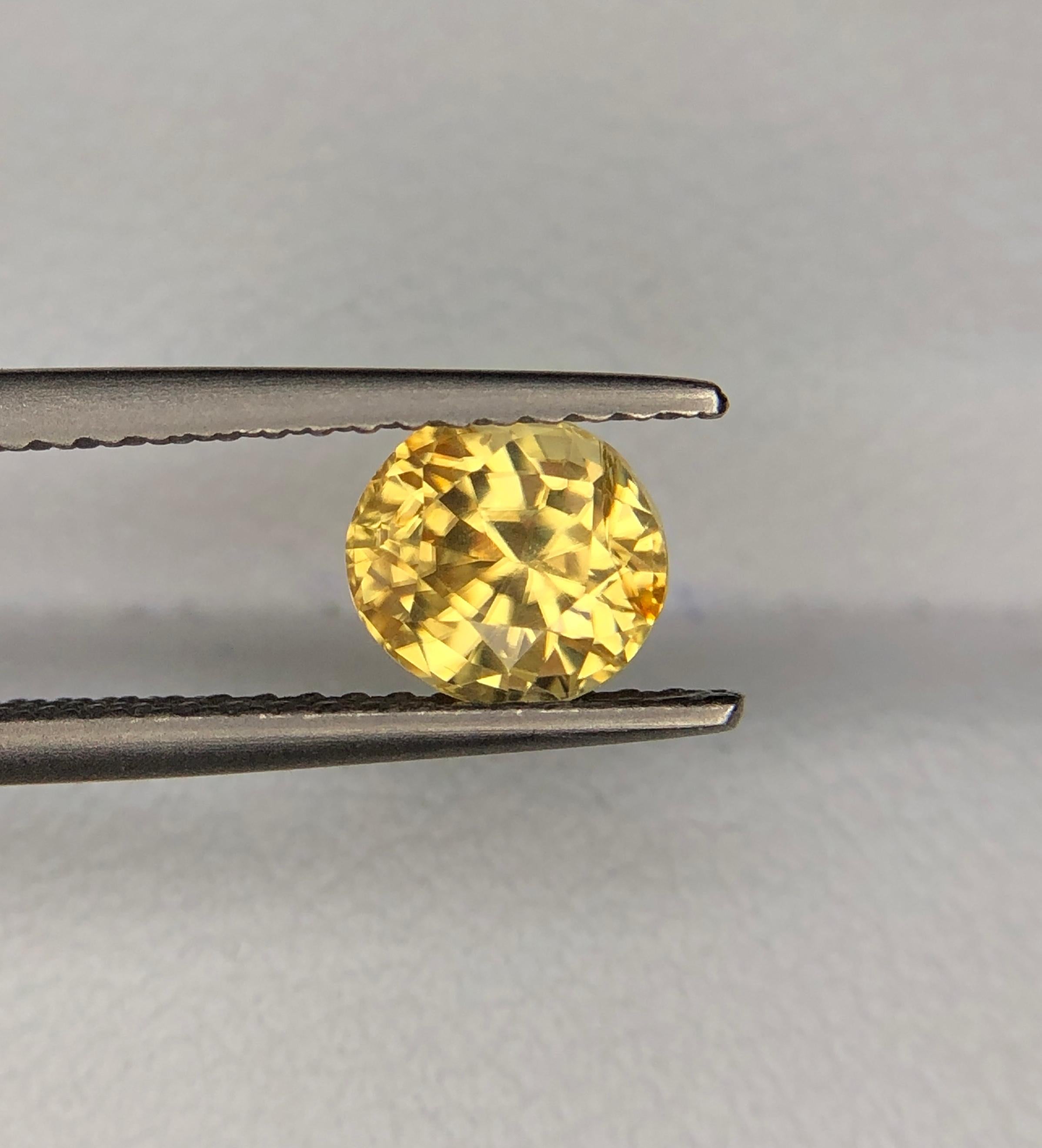 Canary Yellow Sapphire 1.67 ct No Heat  In Excellent Condition For Sale In Bangkok, TH
