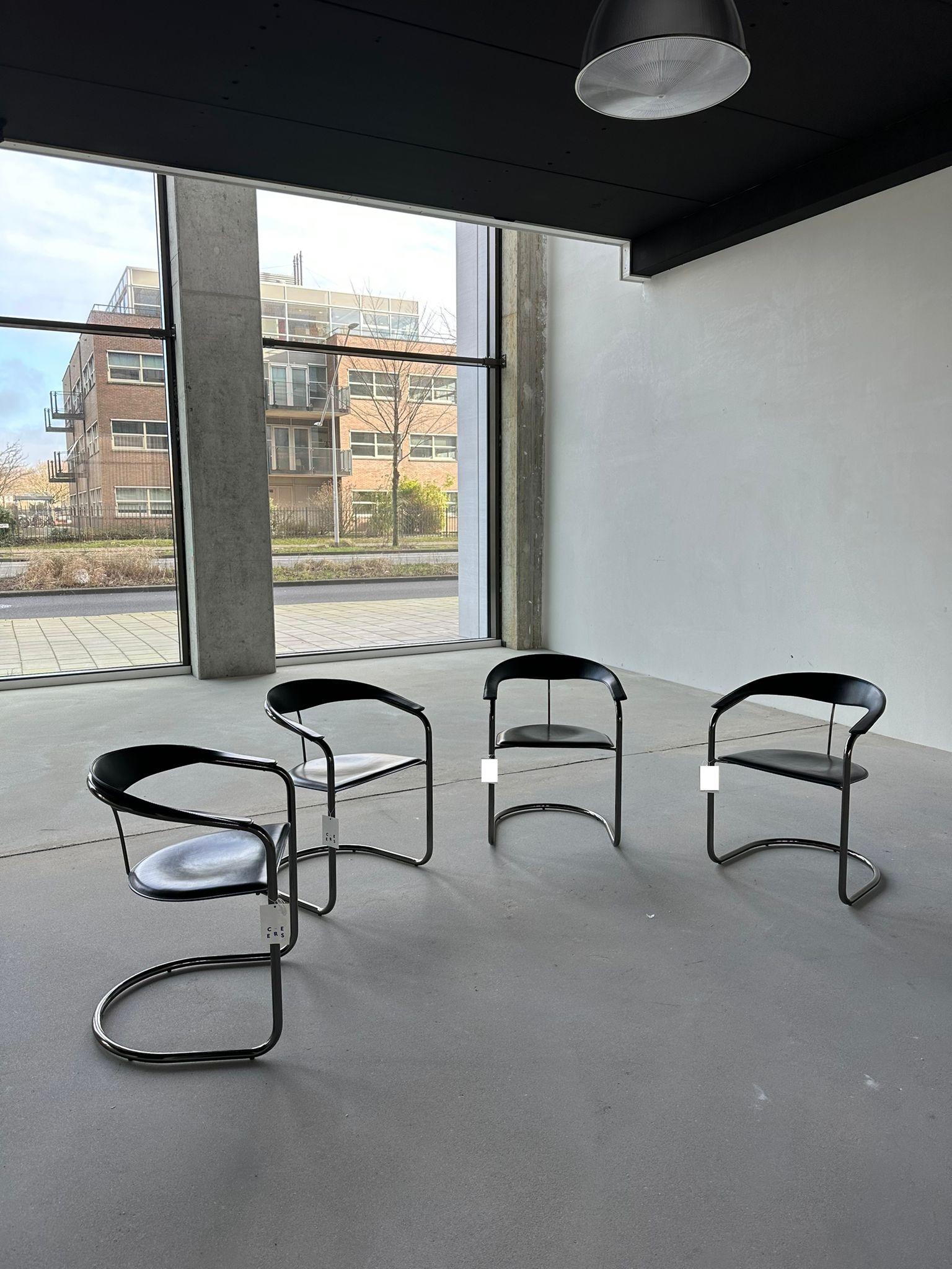 Cette chaise cantilever en chrome fumé et cuir robuste a été produite par le célèbre fabricant italien Arrben Italy dans les années 1970.

Après les nombreuses créations de chaises cantilever réalisées dans les années 1920 et 1930 par Marcel Breuer,