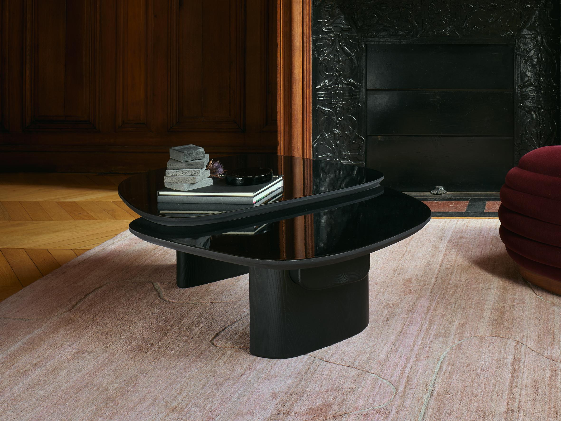 La table basse Cancale, inspirée par les côtes bretonnes sauvages, joue sur un mélange de formes monolithiques.
Quand la monochromie embrasse la substance. Les sommets en lavaroque, émaillés en surface, présentent un éclat précieux et lustré. Un