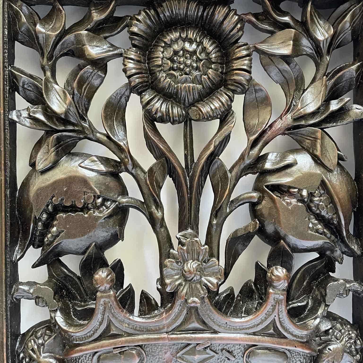 Geschnitztes Holztor von 1700 von Bottega Lombarda Zwei-Flügel  von einem Kirchenaltar, geschnitzt und durchbohrt mit floralen Motiven von Granatäpfeln und Sonnenblumen. Seltenes lombardisches Brüstungstor, bestehend aus zwei Flügeln mit