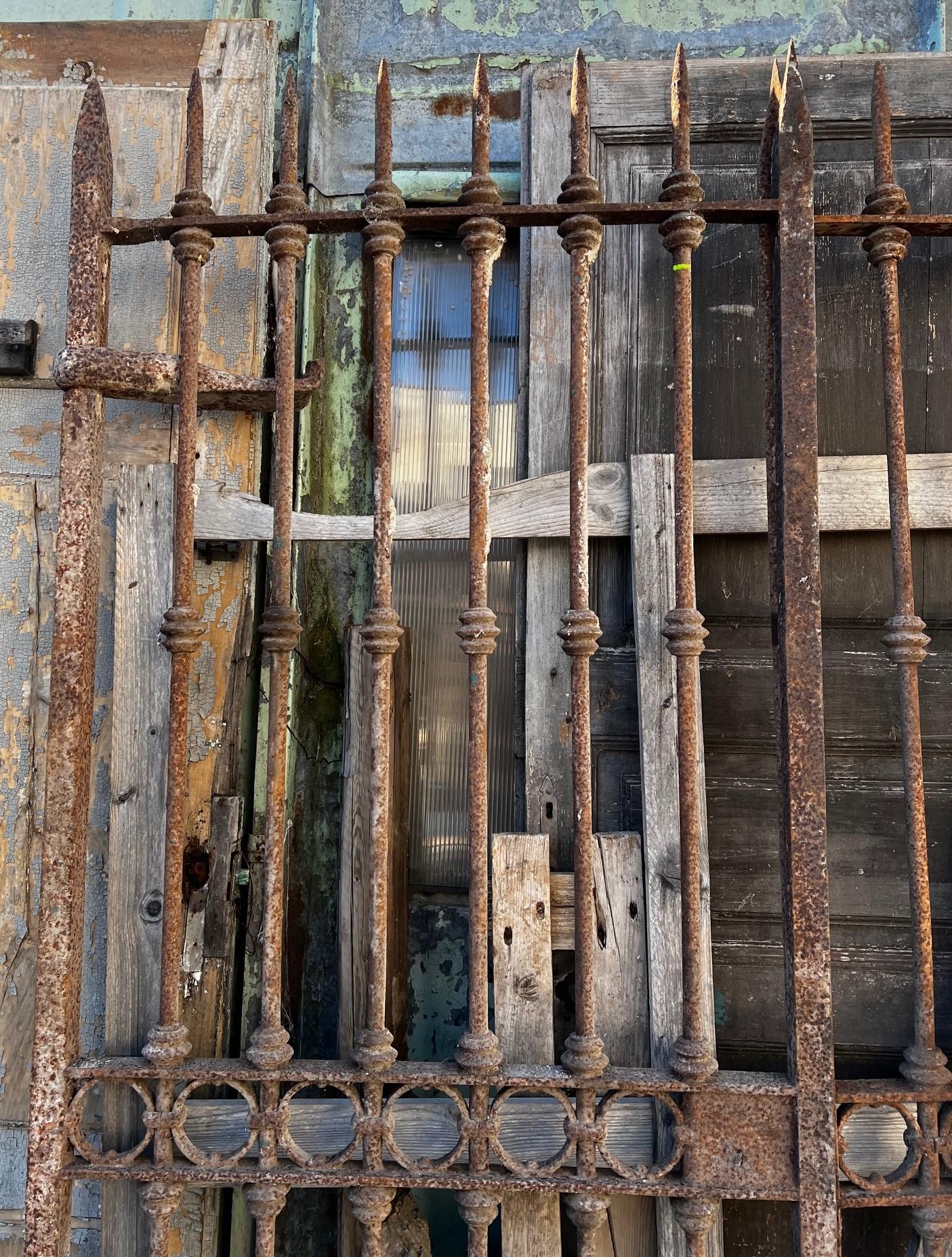 Cancello in ferro battuto a due battenti con puntali, italia In condizioni buone in vendita a Cuneo, Italy (CN)