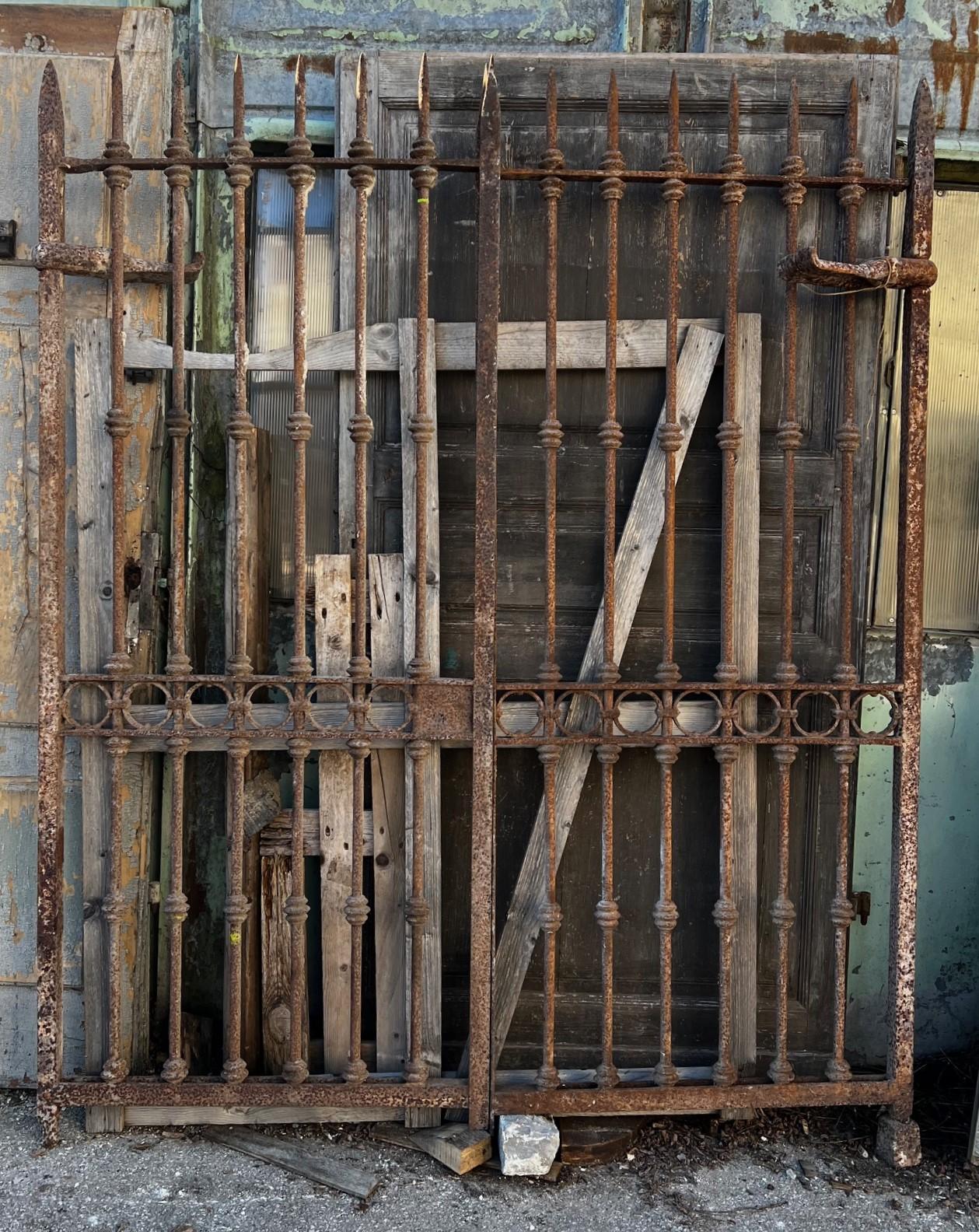 Ferro Cancello in ferro battuto a due battenti con puntali, italia in vendita