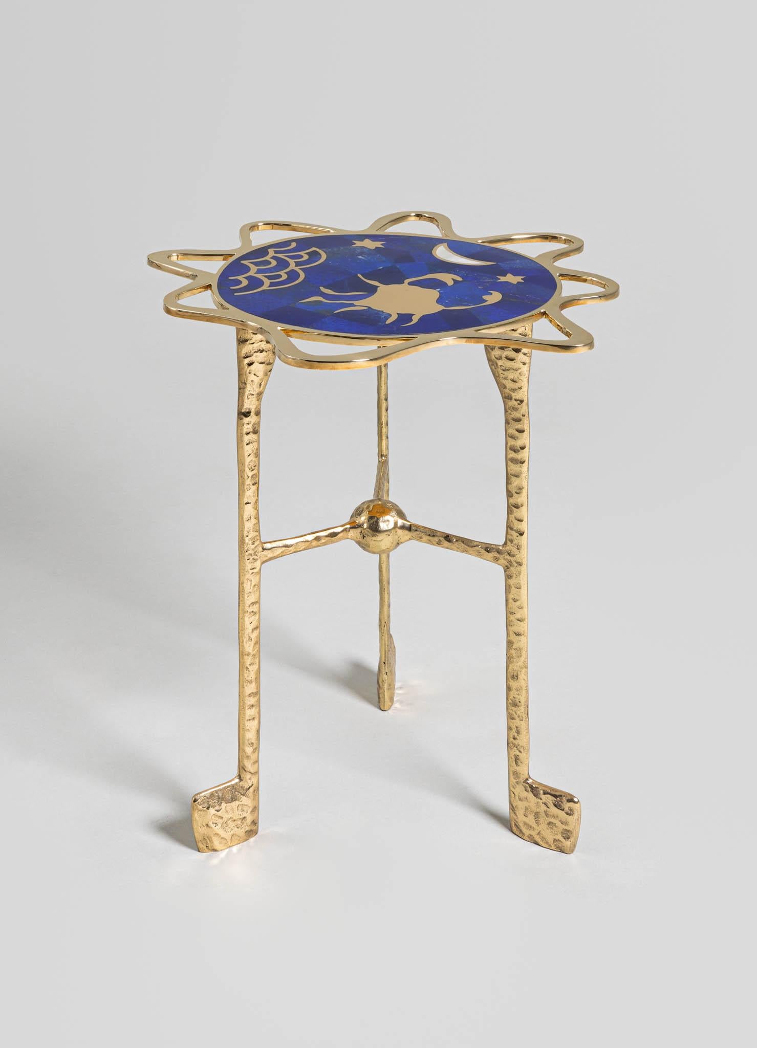 Table d'appoint Cancer avec pierres semi-précieuses Viya de Vikram Goyal

Ramenez l'univers à la maison et voyez ce qui est écrit dans les étoiles. Ces représentations en émail et en laiton illustrent le mysticisme ineffable des mouvements