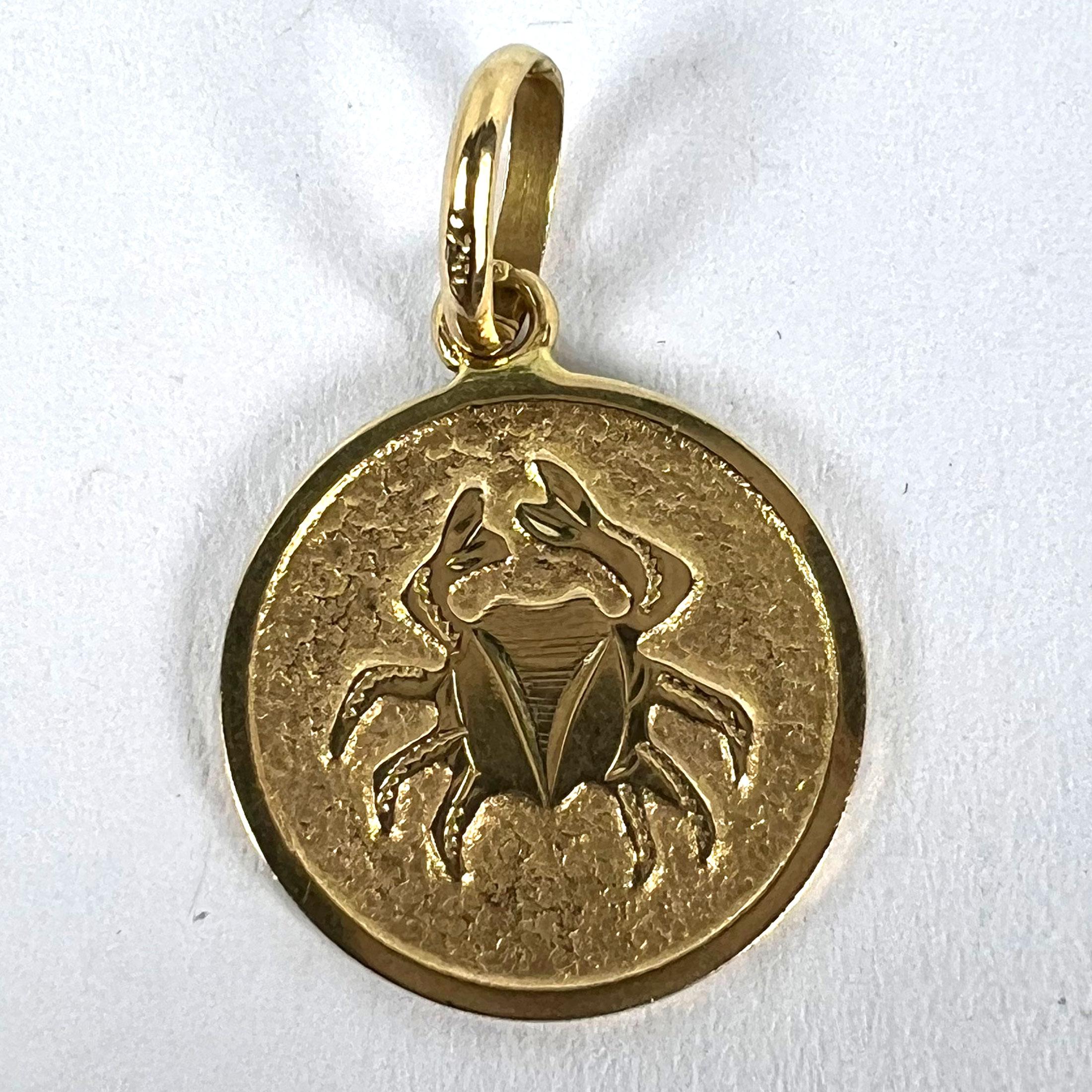 Cancer Starsign Zodiac 18K Yellow Gold Charm Medal Pendant in vendita 7
