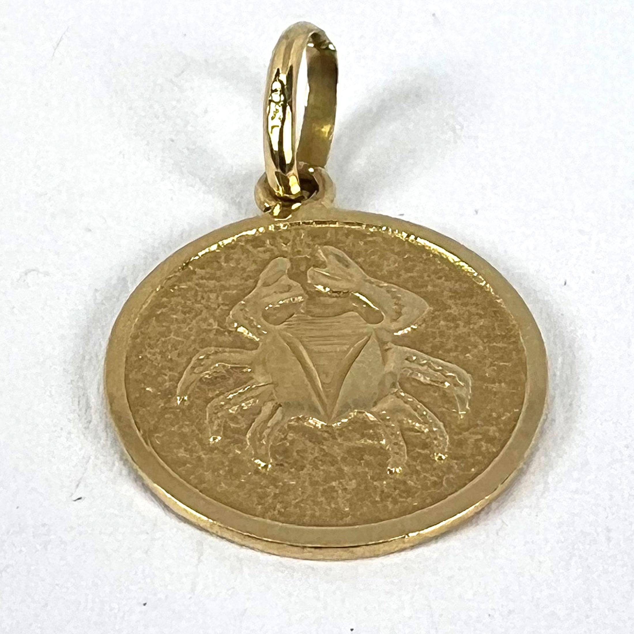 Cancer Starsign Zodiac 18K Yellow Gold Charm Medal Pendant in vendita 9