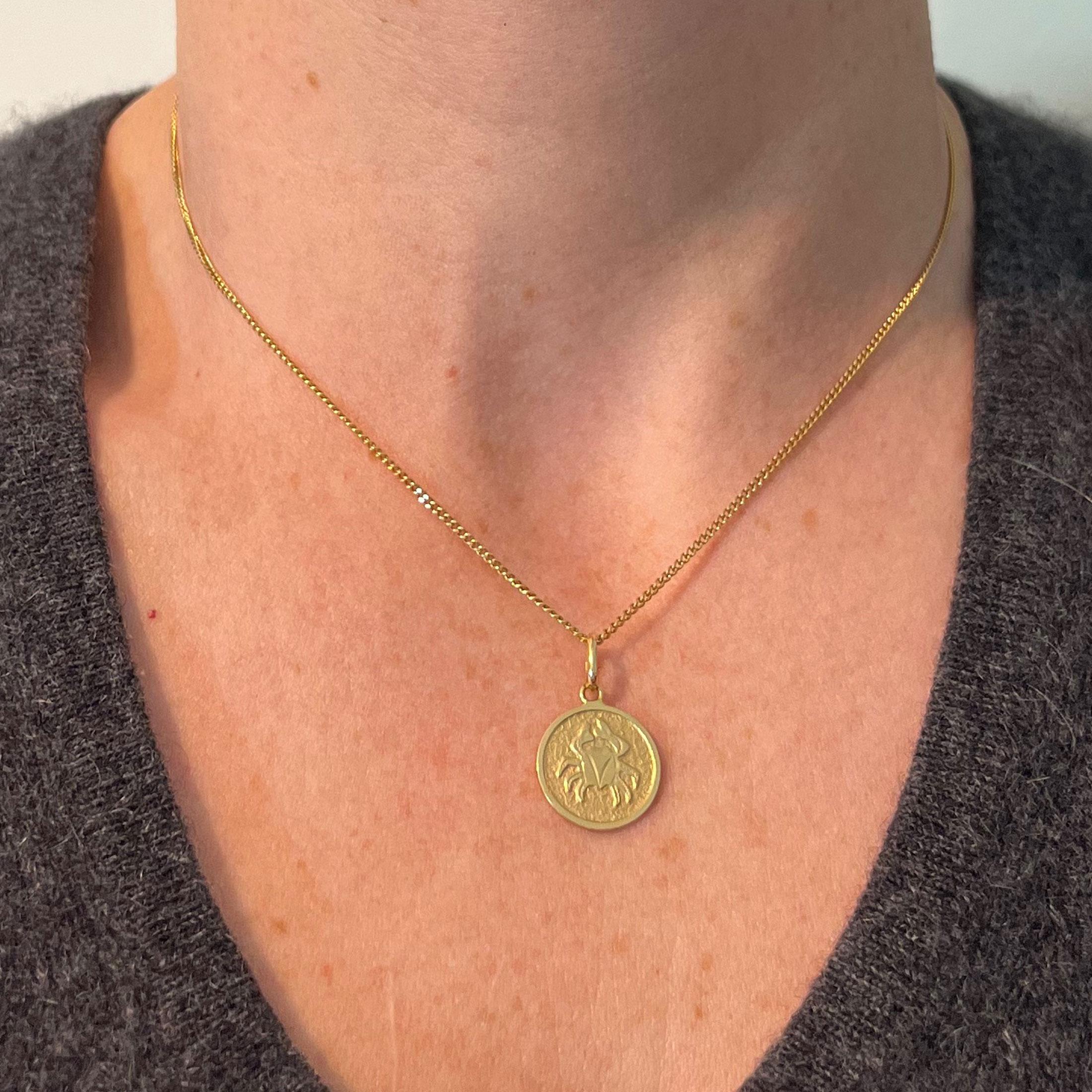 da uomo o donna Cancer Starsign Zodiac 18K Yellow Gold Charm Medal Pendant in vendita