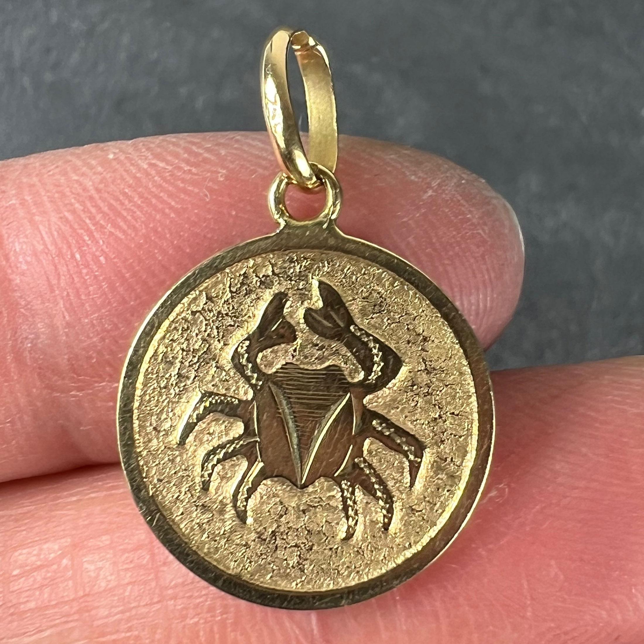 Cancer Starsign Zodiac 18K Yellow Gold Charm Medal Pendant in vendita 1