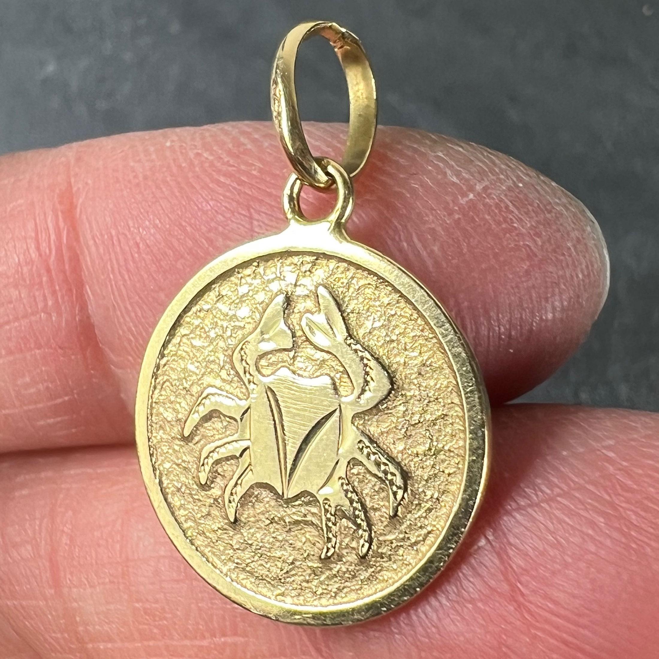 Cancer Starsign Zodiac 18K Yellow Gold Charm Medal Pendant in vendita 2