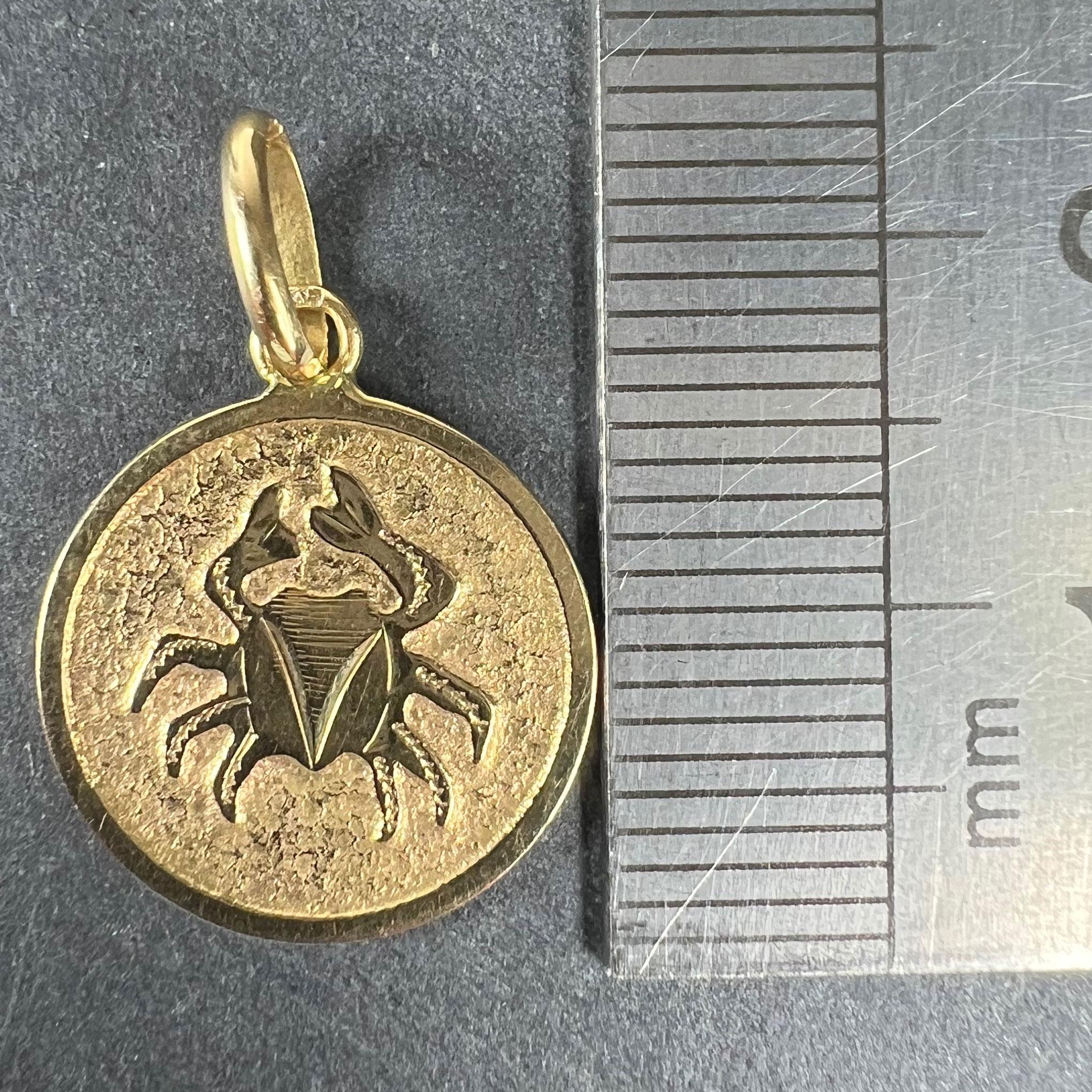 Cancer Starsign Zodiac 18K Yellow Gold Charm Medal Pendant in vendita 5