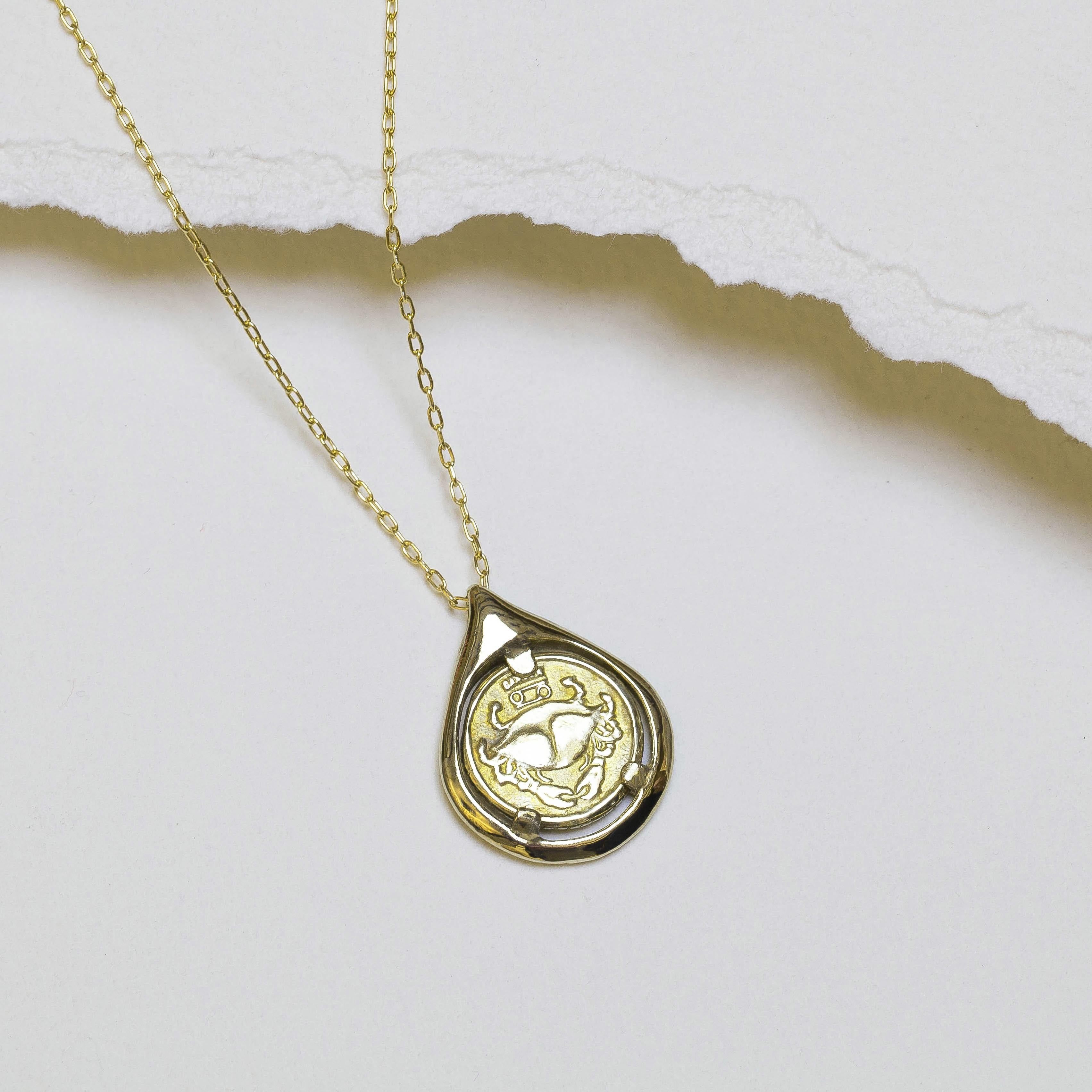 Artisan Collier de pièces de monnaie et pendentif larme en or massif 14k avec pierre de naissance pour le cancer Zodiac en vente