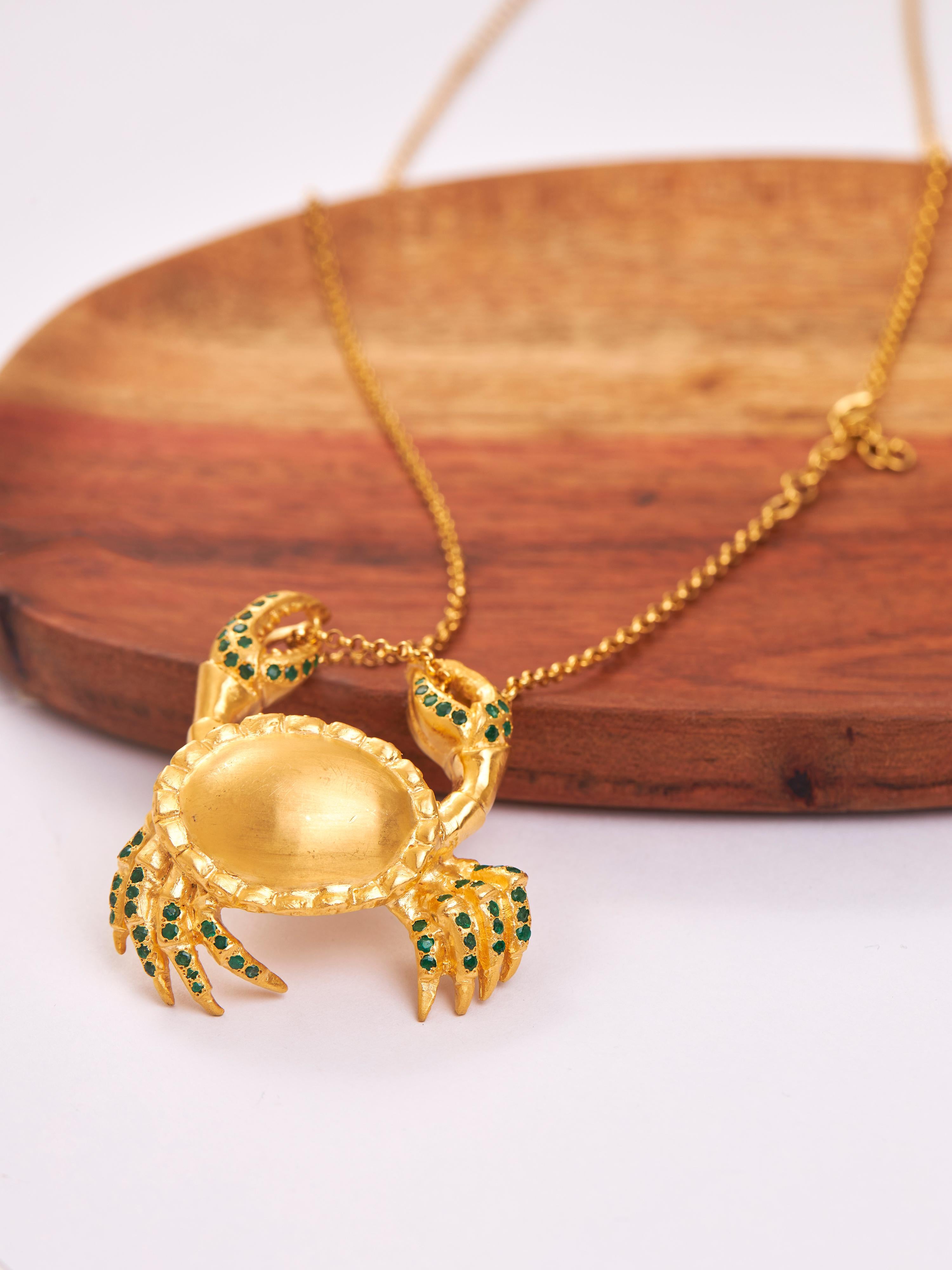 Taglio rotondo Ciondolo Zodiac Cancer in argento, placcatura in oro 24k e smeraldo in vendita