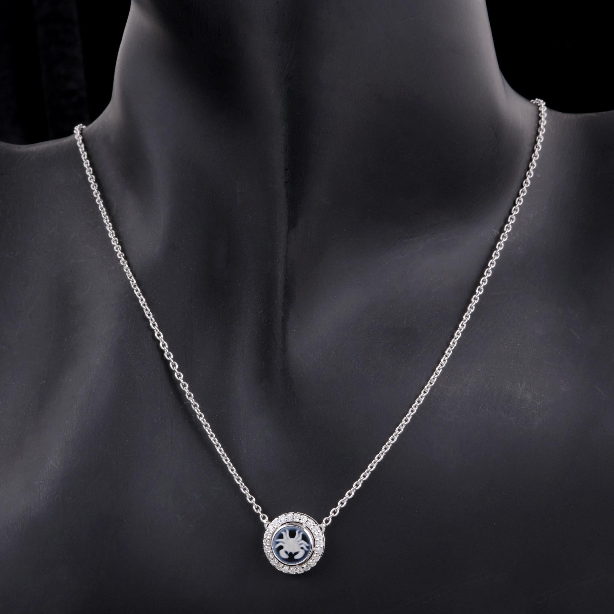 Taglio rotondo Segno zodiacale del Cancro H/SI Ciondolo astrologico in oro bianco 14k con diamanti in vendita