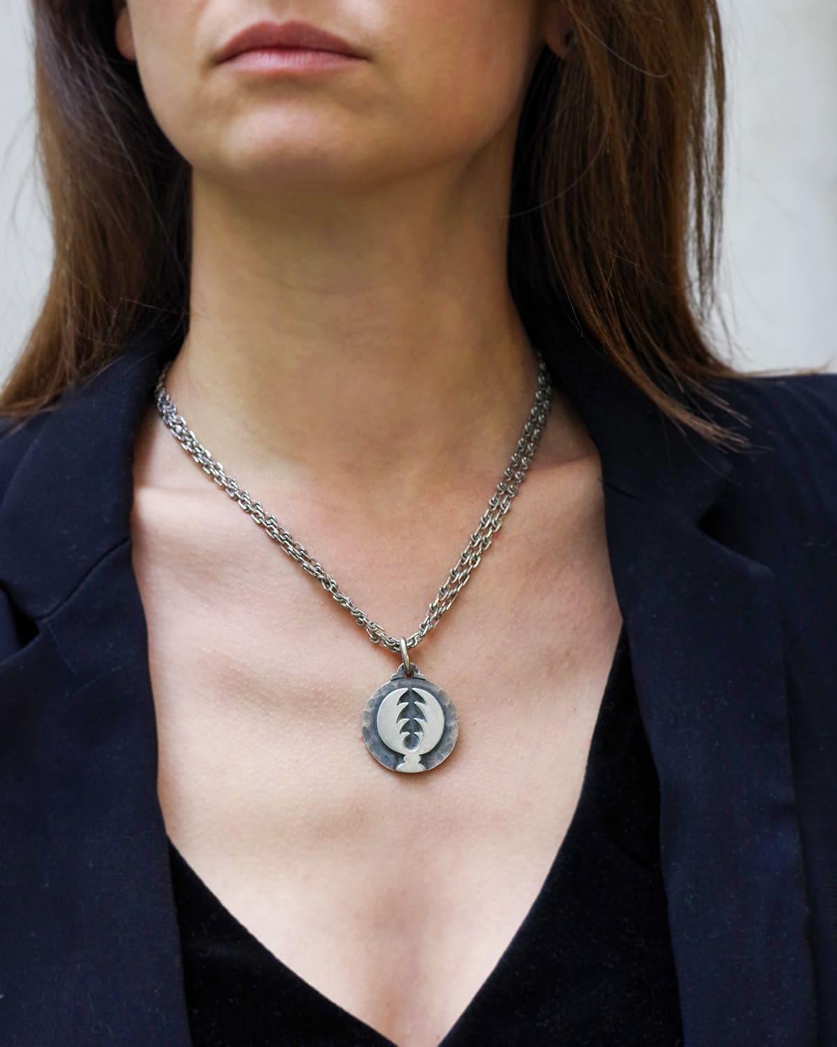 Moderno Zodiaco del Cancro, medaglia in argento con ciondolo firmata Jean Despres in vendita