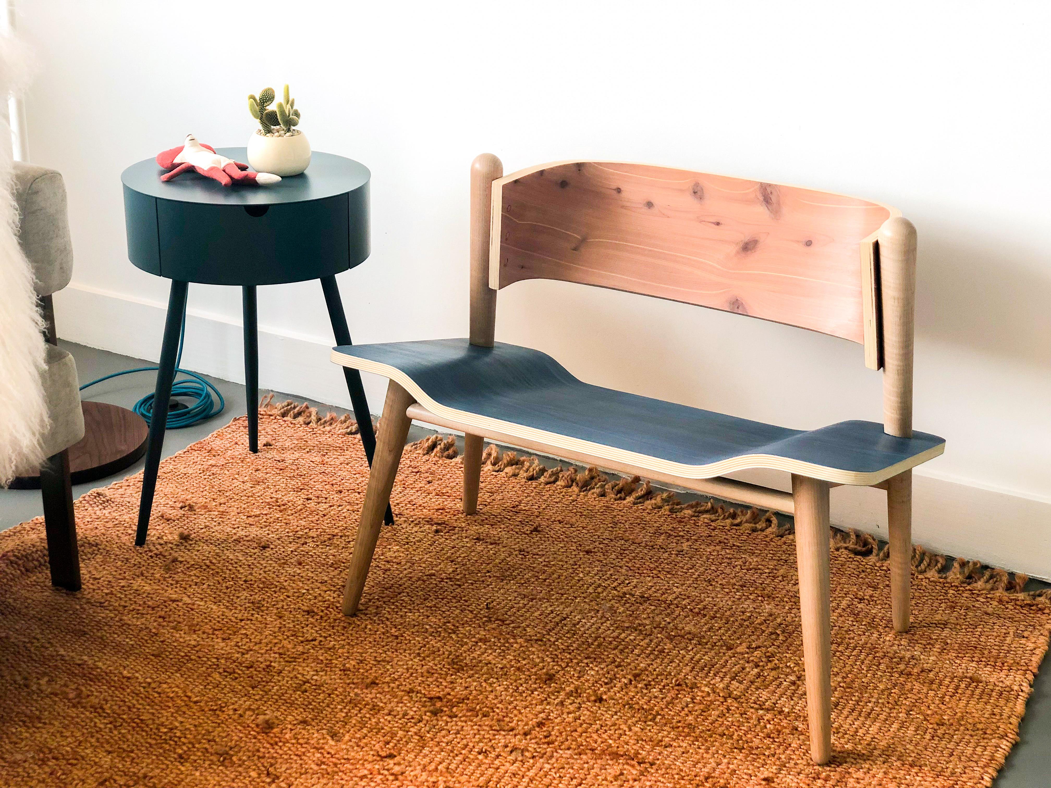 Der Cancri Chair hat eine einzigartig gestaltete Sitzfläche mit einem einladenden Charakter, der die scharfen Strukturwinkel elegant ausgleicht. Dieser Stuhl ist für einen hohen Sitzkomfort konzipiert und bietet dem Benutzer eine gemütliche