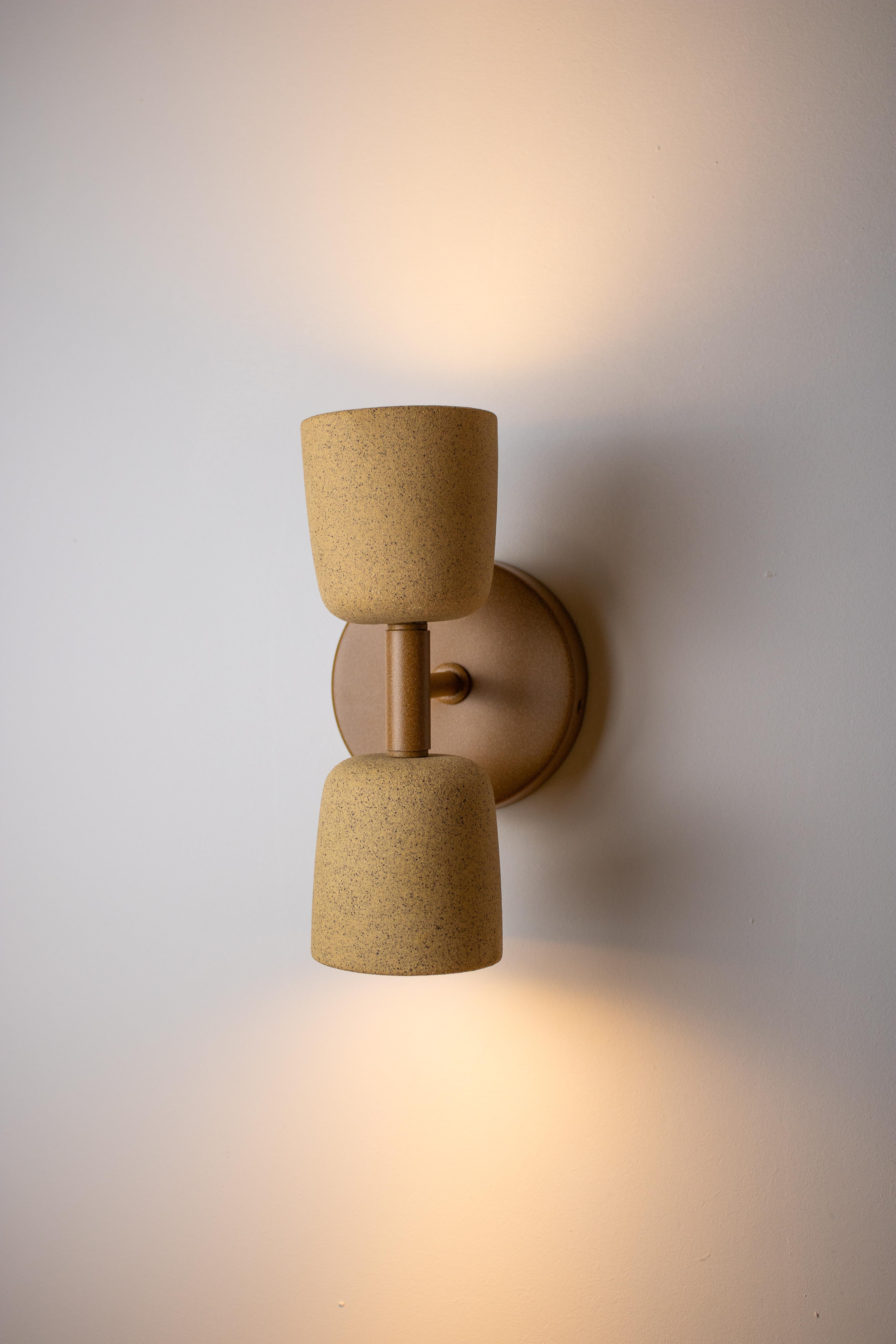 L'applique Candeia fa parte della collezione Romaria, sviluppata da Raísa Anderson, direttore creativo del marchio, e prodotta da partner dell'interno di San Paolo.

Questa lampada è composta da due pezzi di ceramica e da una struttura e un