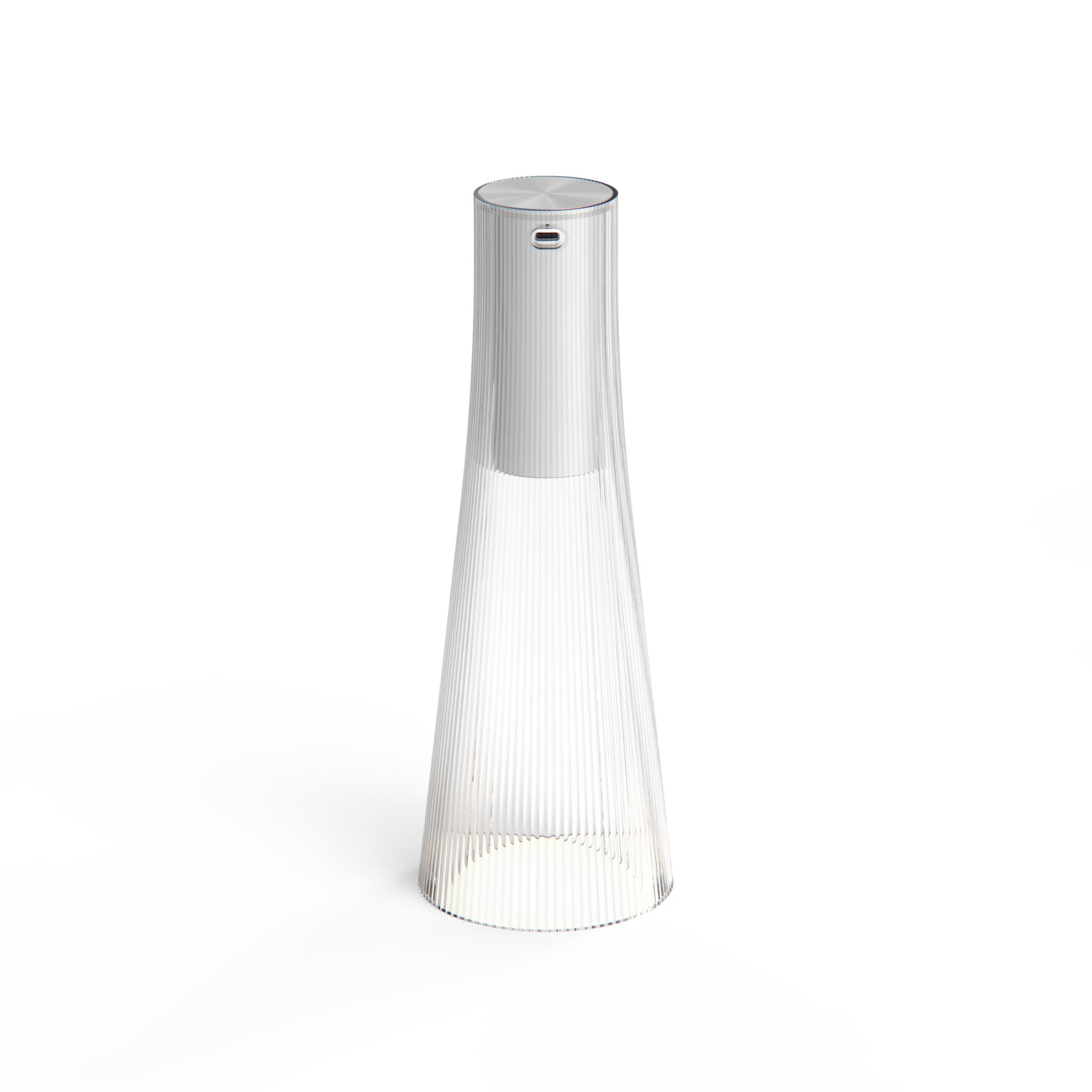Ispirata a un cono di luce, la graziosa silhouette di Candél è in perfetta armonia con l'ambiente circostante e lascia filtrare l'ambiente. Candél emette una luce calda e intima, simile a quella di una candela, che sicuramente sedurrà e diventerà il