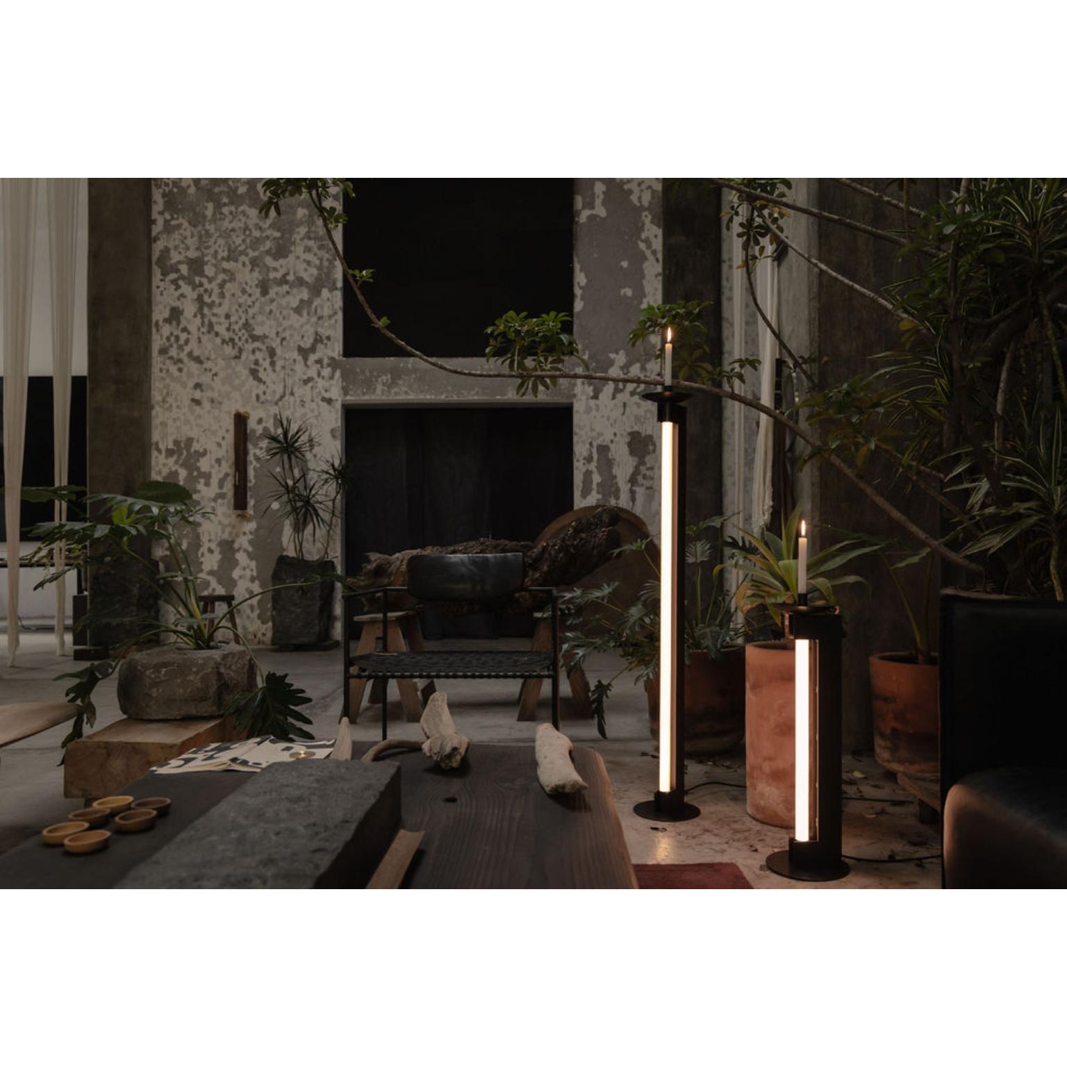 Candela Lámpara de pie de acero ennegrecido con vela by Nuumbra en venta 2