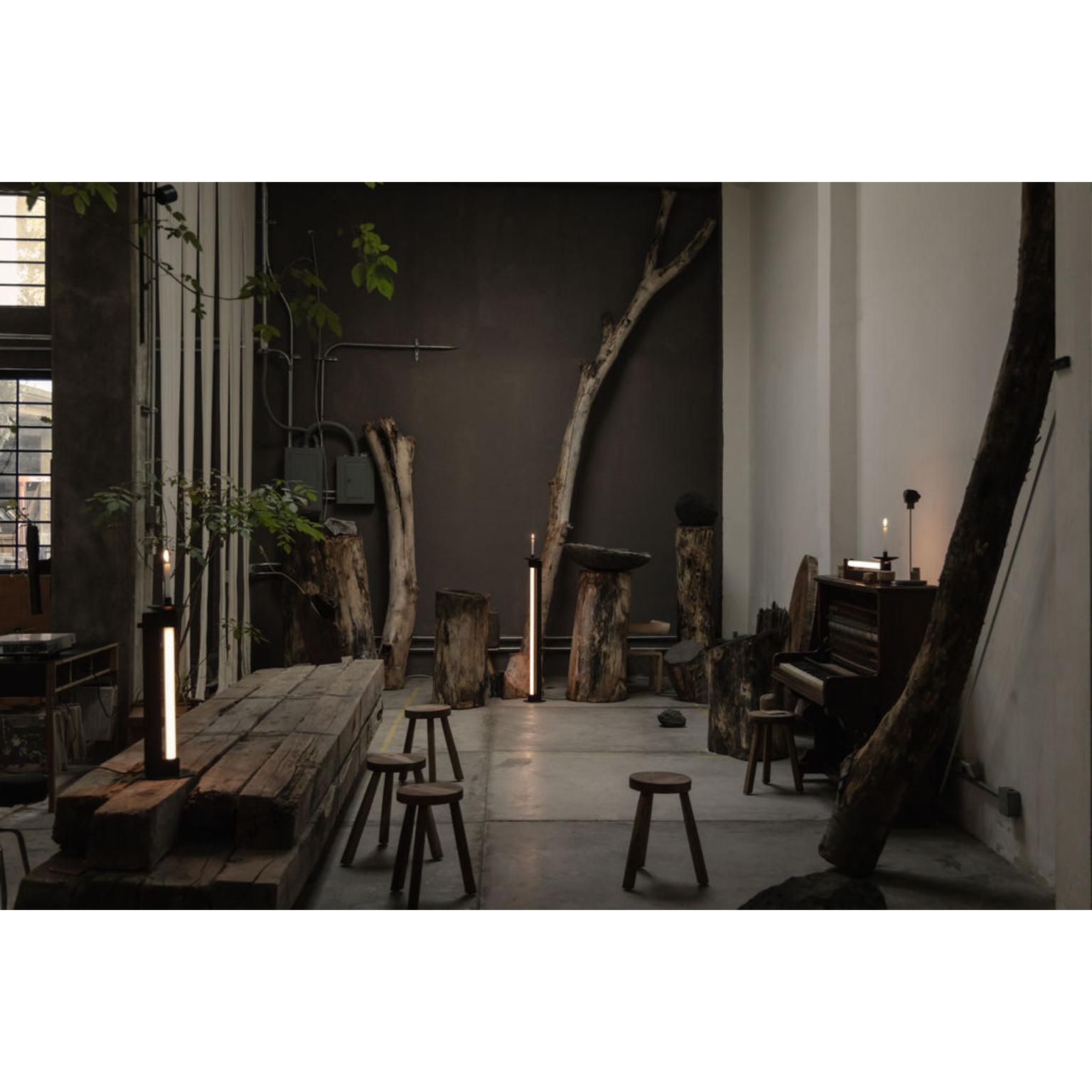 Candela Lámpara de pie de acero ennegrecido con vela by Nuumbra en venta 4