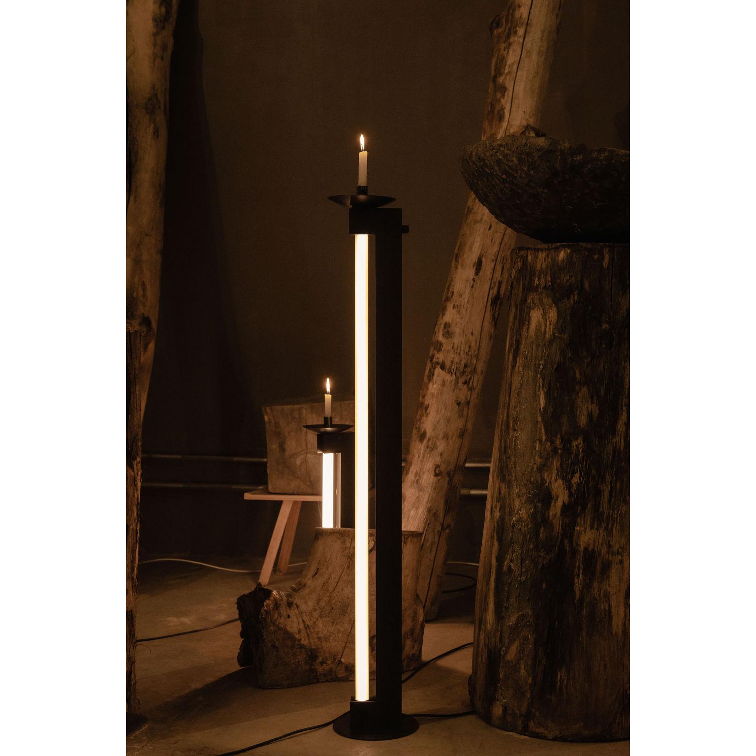 Candela Lámpara de pie de acero ennegrecido con vela by Nuumbra
Dimensiones: Ø 20 x A 125 cm. 
Materiales: Acero ennegrecido. 

Todas nuestras lámparas pueden cablearse según cada país. Si se vende a EE.UU., se cableará para ese país, por ejemplo.