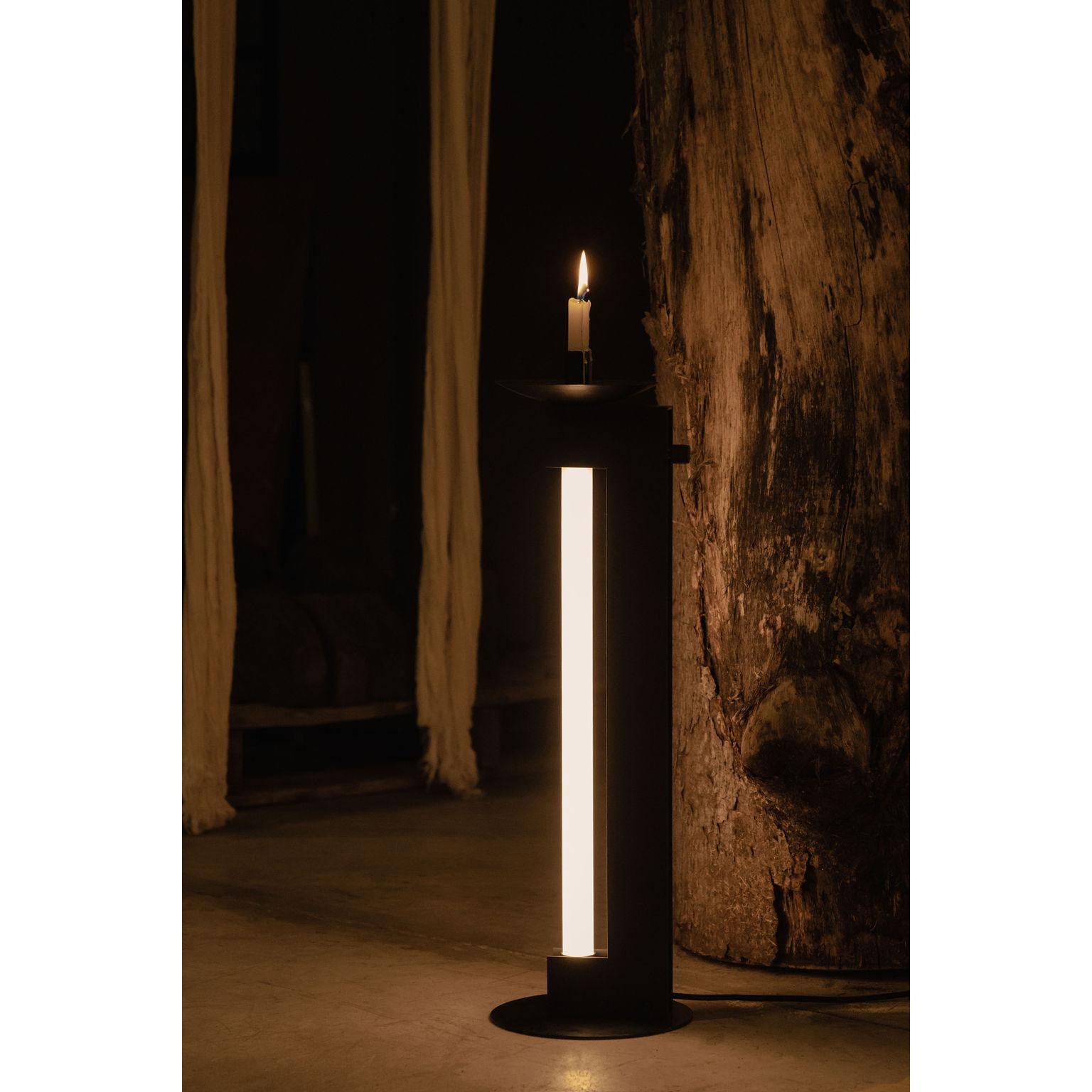 Candela Lámpara de pie de acero ennegrecido con vela by Nuumbra Mexicano en venta