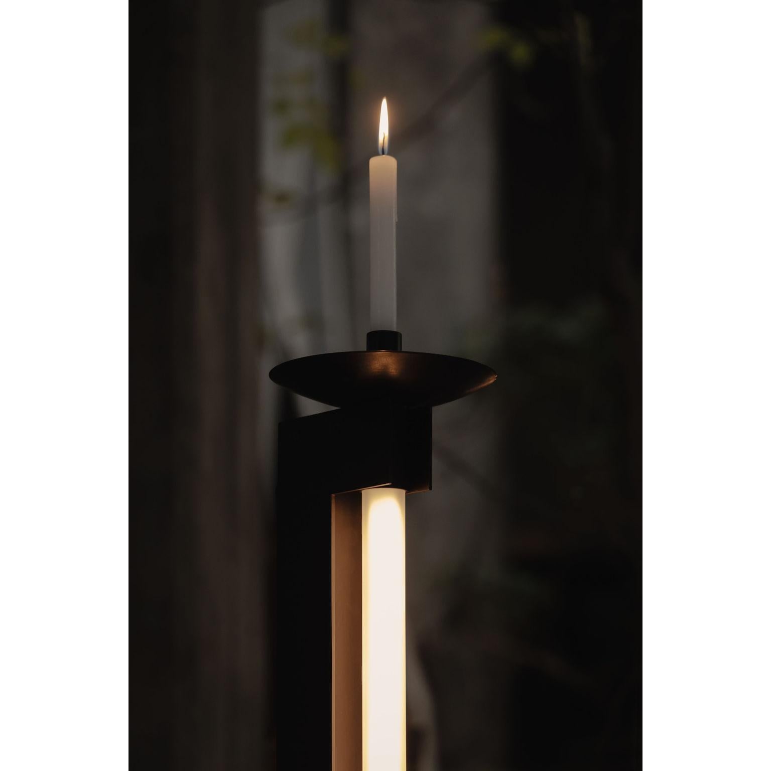 Candela Lámpara de pie de acero ennegrecido con vela by Nuumbra Siglo XXI y contemporáneo en venta