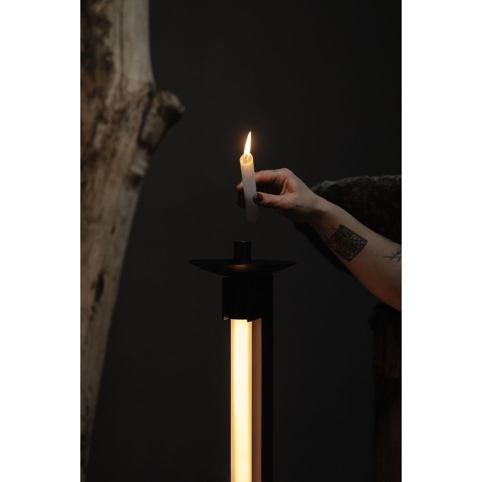 Candela Lámpara de pie de acero ennegrecido con vela by Nuumbra Acero en venta
