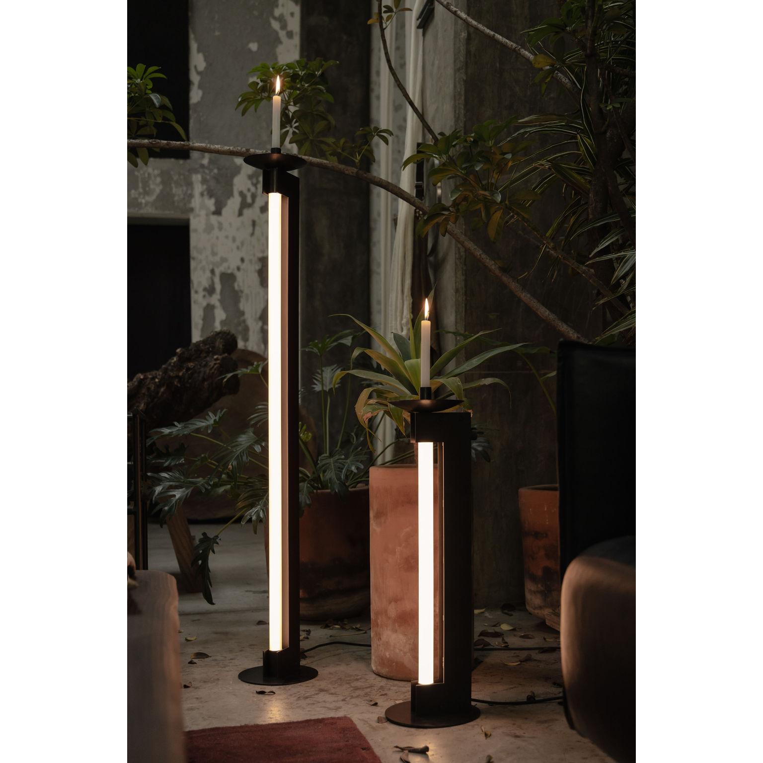 Candela Lámpara de pie de acero ennegrecido con vela by Nuumbra en venta 1