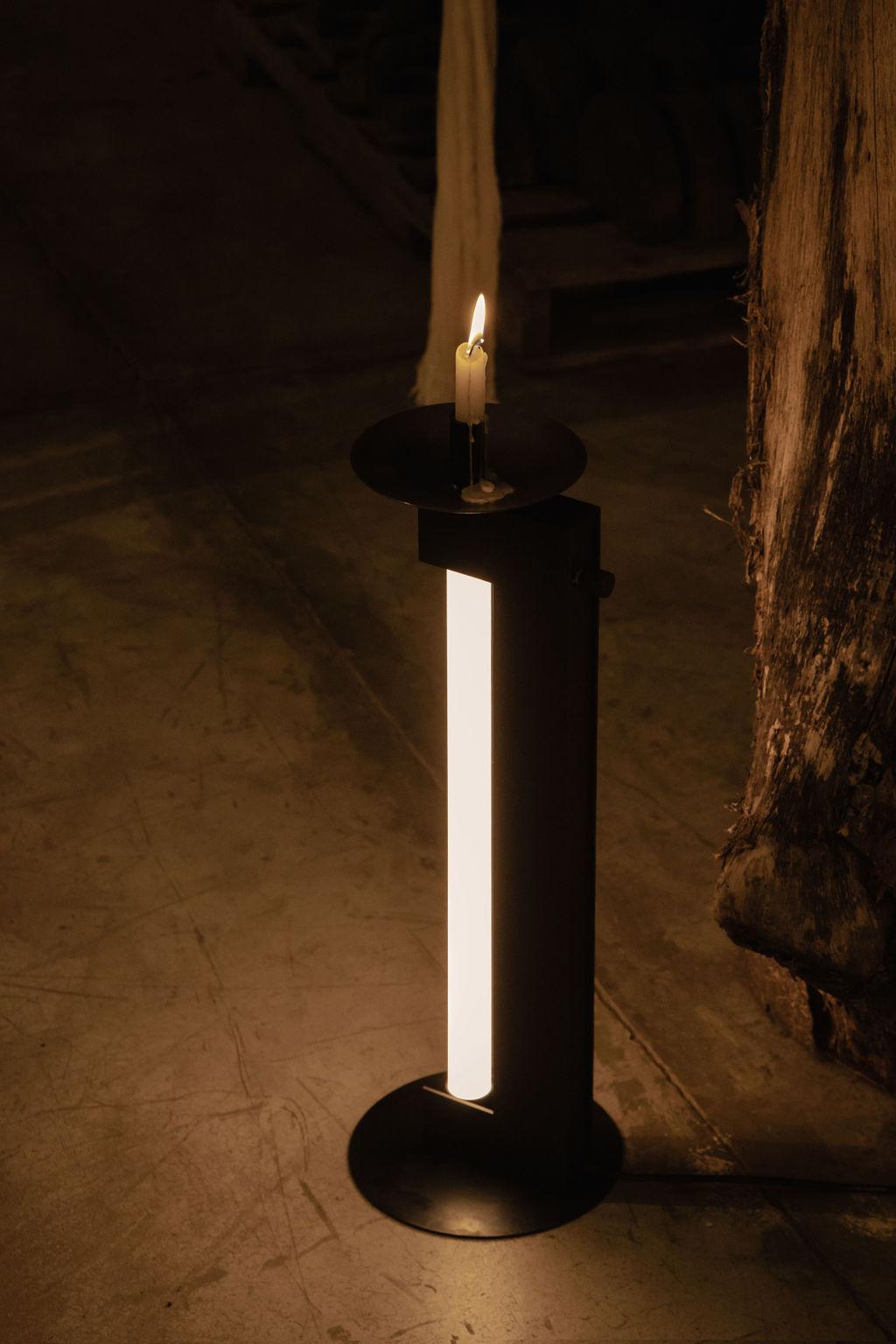 Candela Lámpara de mesa de acero ennegrecido con vela by Nuumbra
Dimensiones: Ø 20 x A 63 cm. 
Materiales: Acero ennegrecido. 

Todas nuestras lámparas pueden cablearse según cada país. Si se vende a EE.UU., se cableará para ese país, por ejemplo.