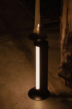 Candela Tischleuchte aus geschwärztem Stahl mit Kerze von Nuumbra