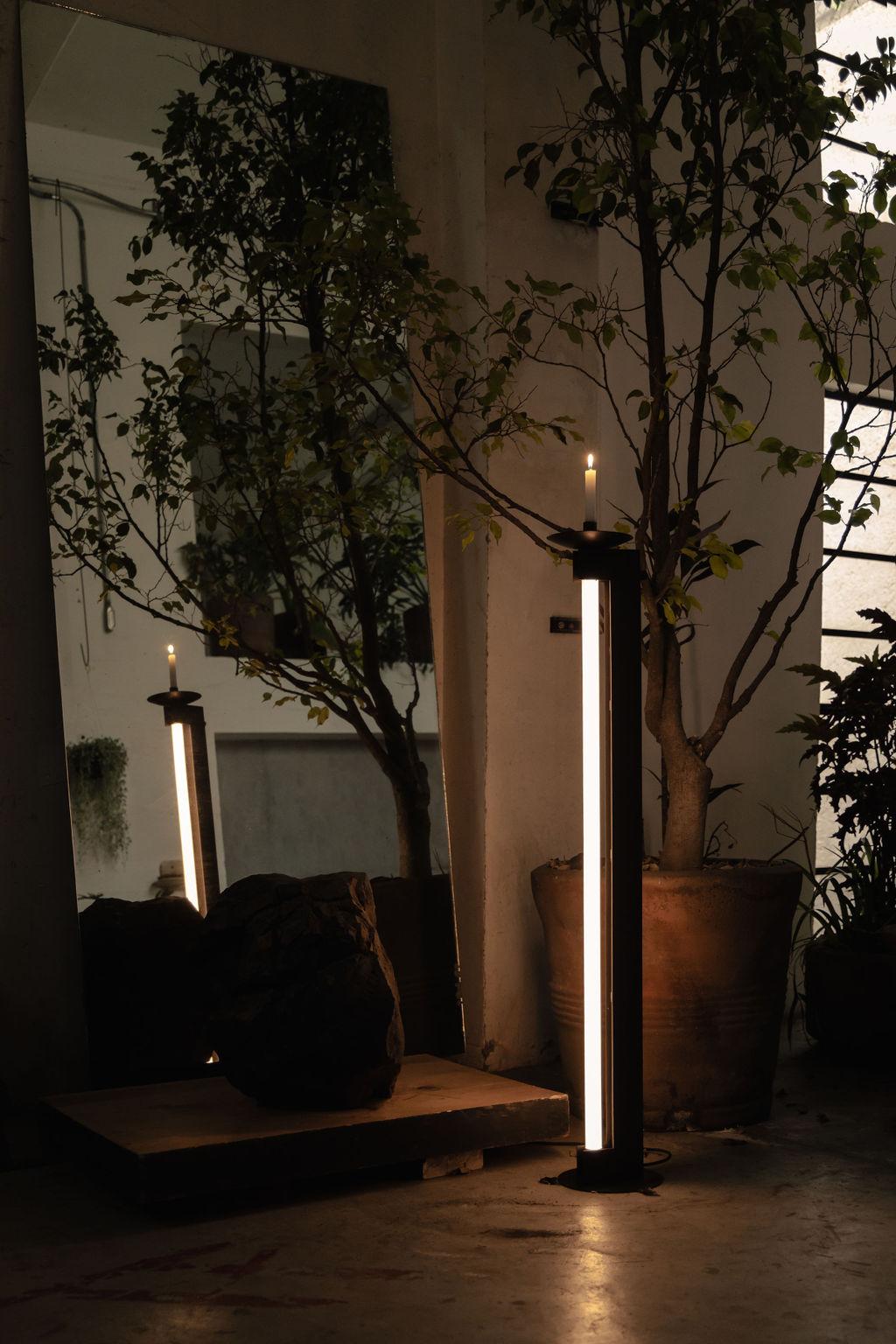 Candela Lámpara de mesa de acero ennegrecido con vela by Nuumbra Siglo XXI y contemporáneo en venta