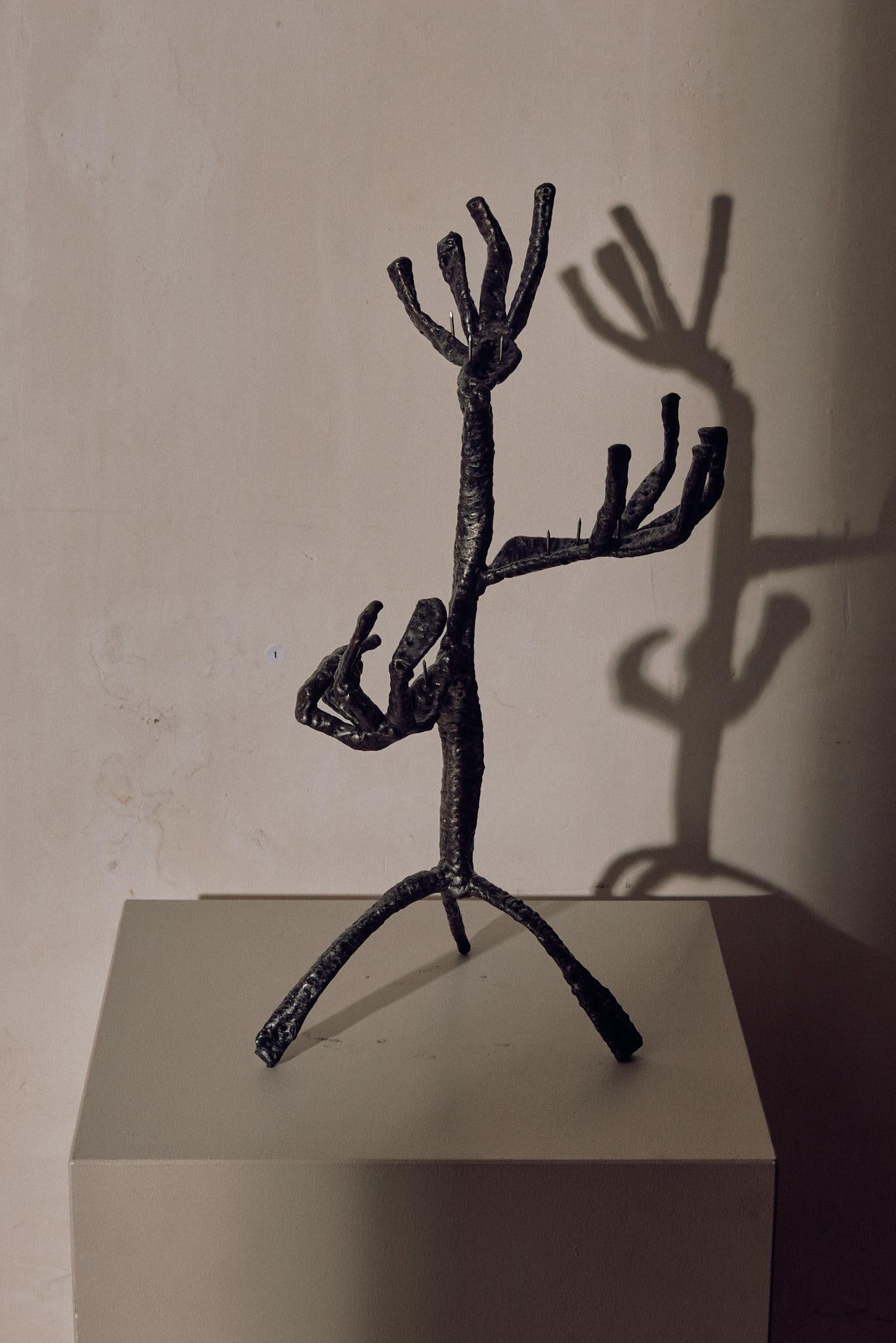 Portacandele a 2 candele di Michael Gittings
Dimensioni: P 50 x L 50 x H 50 cm.
Materiali: Acciaio inossidabile.

Michael Gittings
Michael Gittings immagina con le mani. Da quando ha fondato il suo studio nel 2016, il designer e scultore di