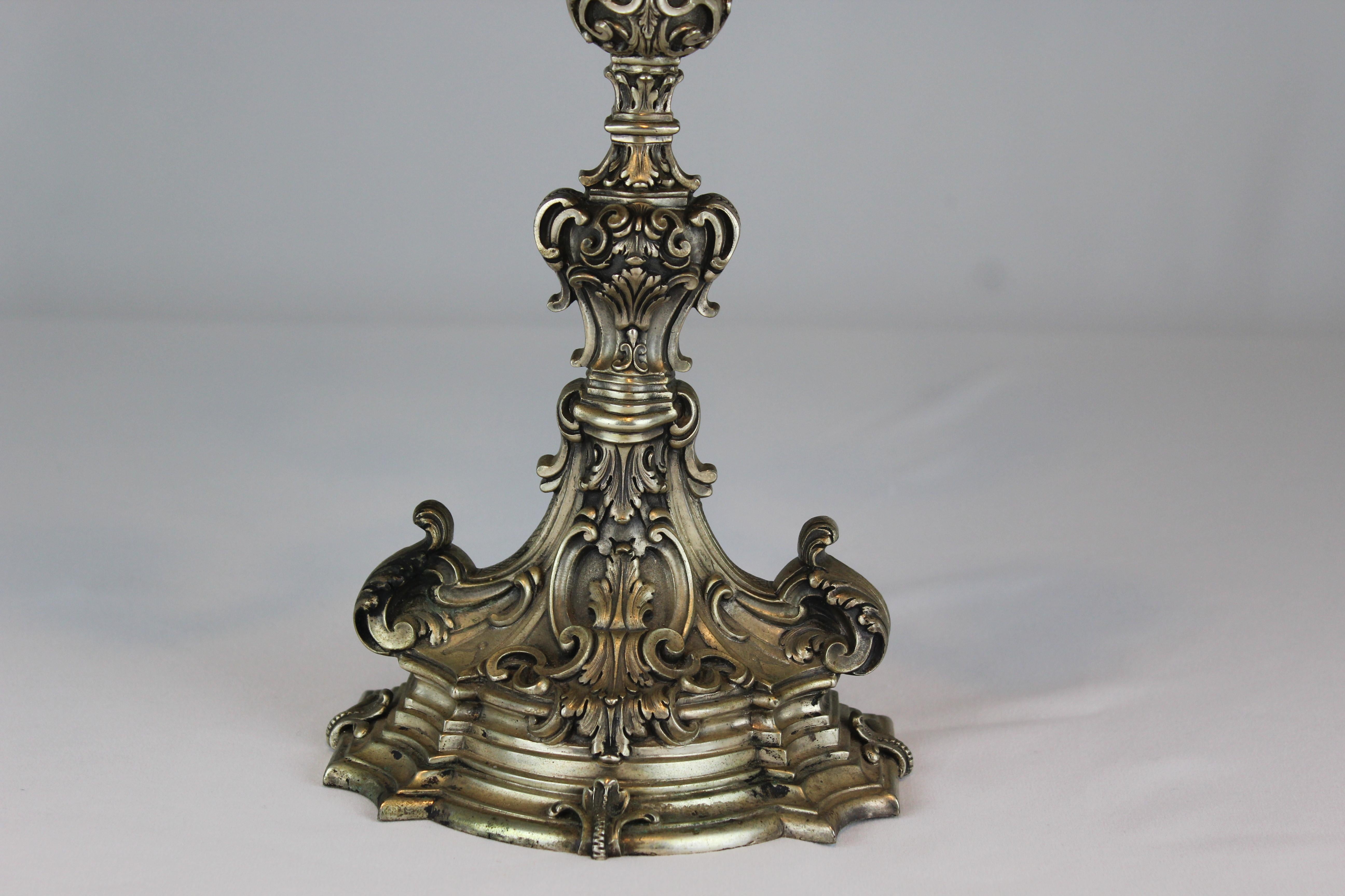  We offer 5 arms candelabra in Silver 800/°°. It was manufactured in Italy at the beginning 1900 and it is still in perfect conditions. It is exactly as shown in the pictures. Under request, they can be repolished and replated. We took them back