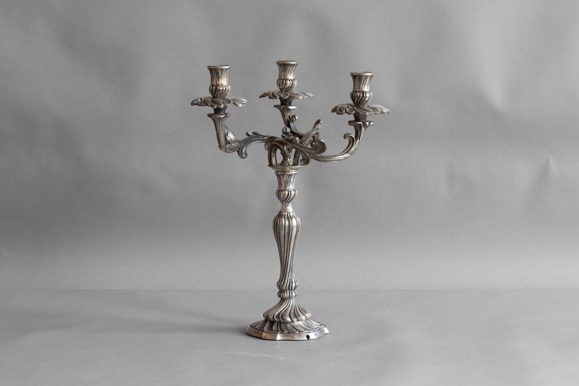 Candelabro a tre rami placcato in argento.
Circa 1930.
H. H. 36,5 cm x L. 26 cm x P. 26 cm
Contattaci per un preventivo di spedizione accurato.
