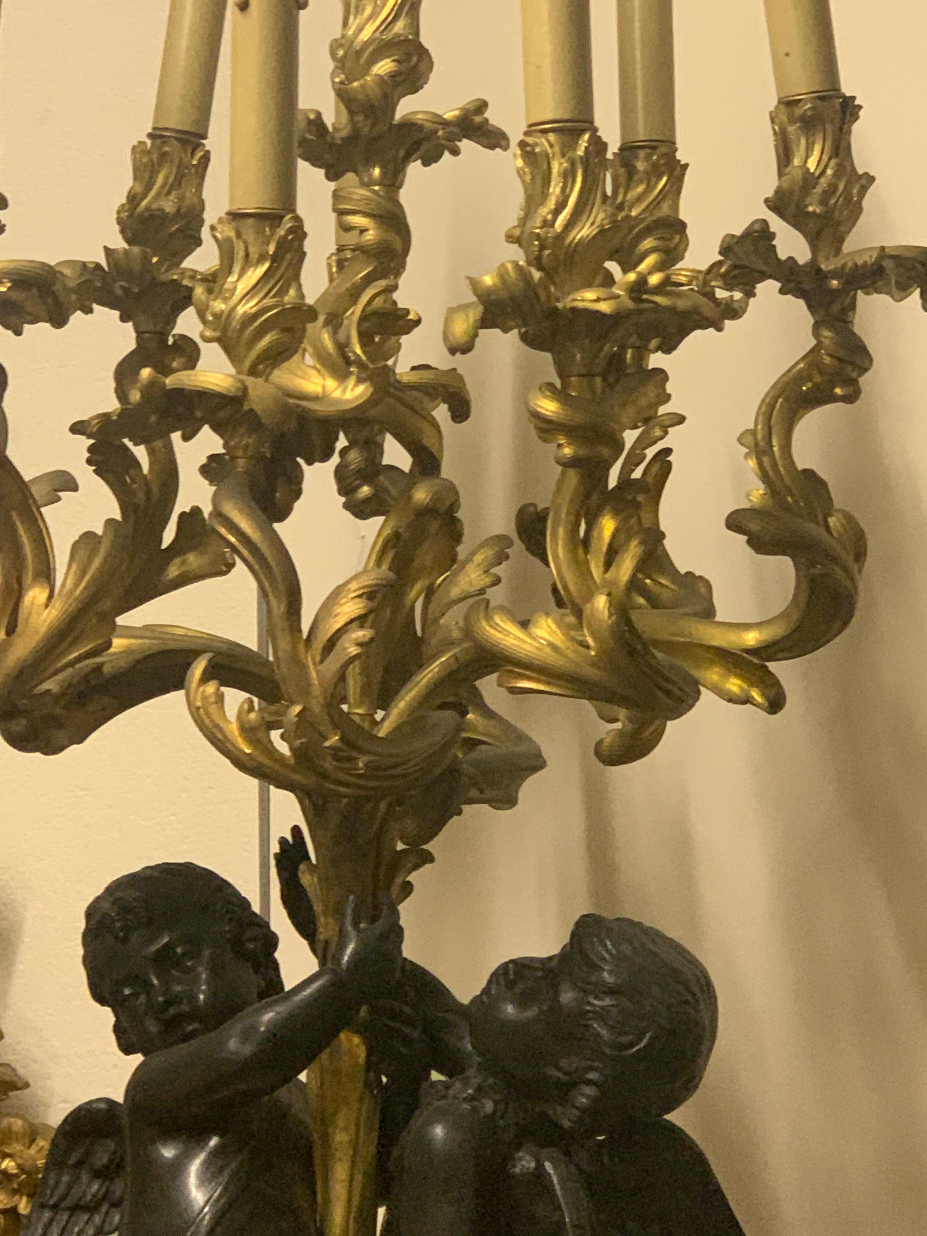 Kandelaber aus Bronze mit Cherub (Französisch) im Angebot